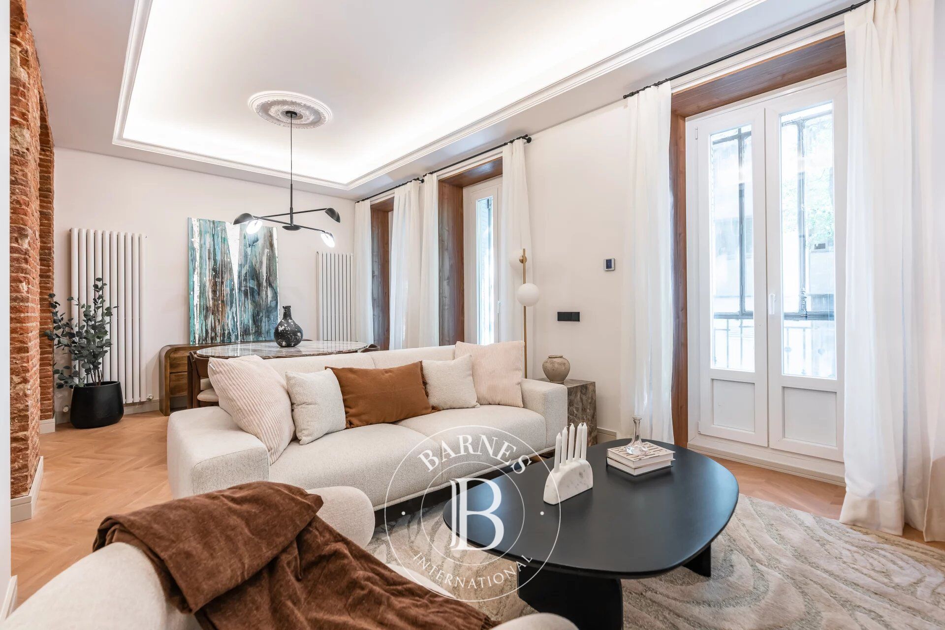 Elegante, renovierte Wohnung mit Balkonen und Erker in einem herrschaftlichen Anwesen im Herzen von Salamanca - picture 2