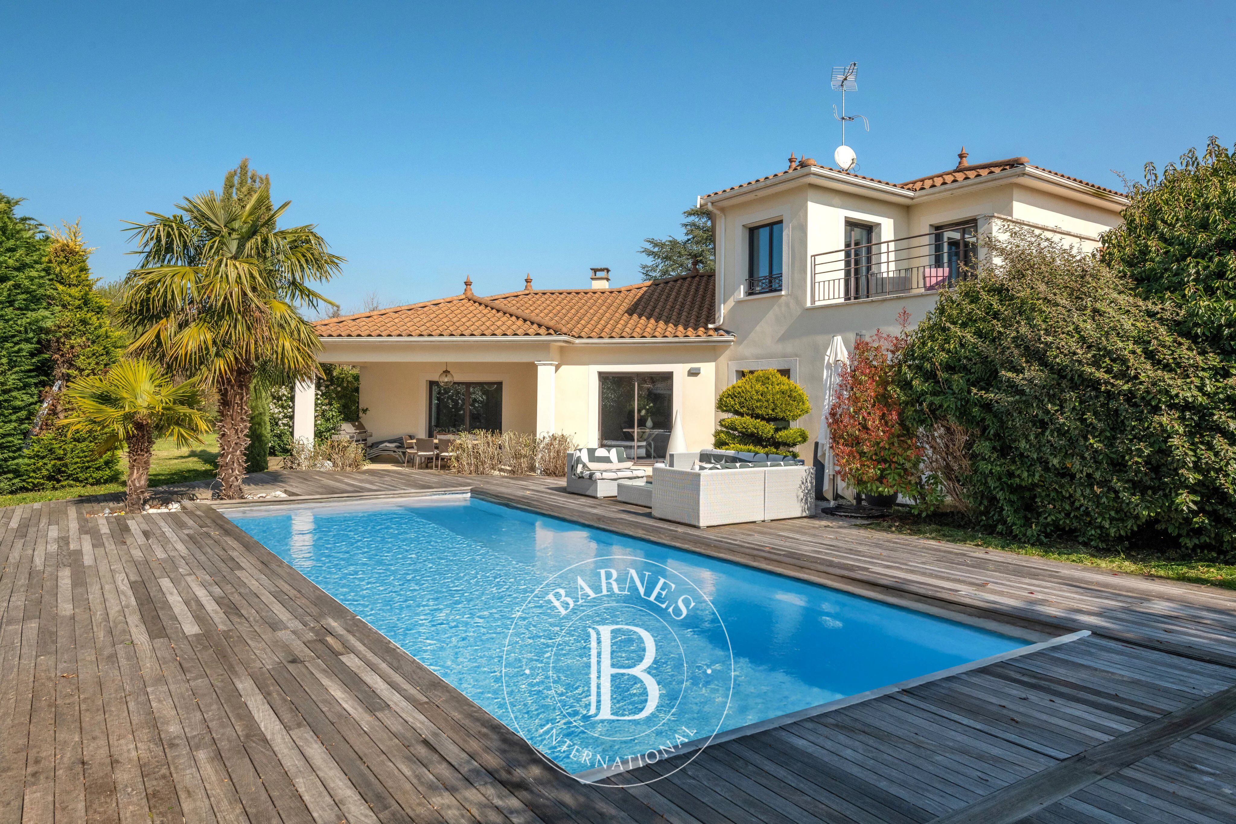 Dommartin – Modern 230-square-meter home with 4 bedrooms, set on landscaped grounds with a pool - picture 1