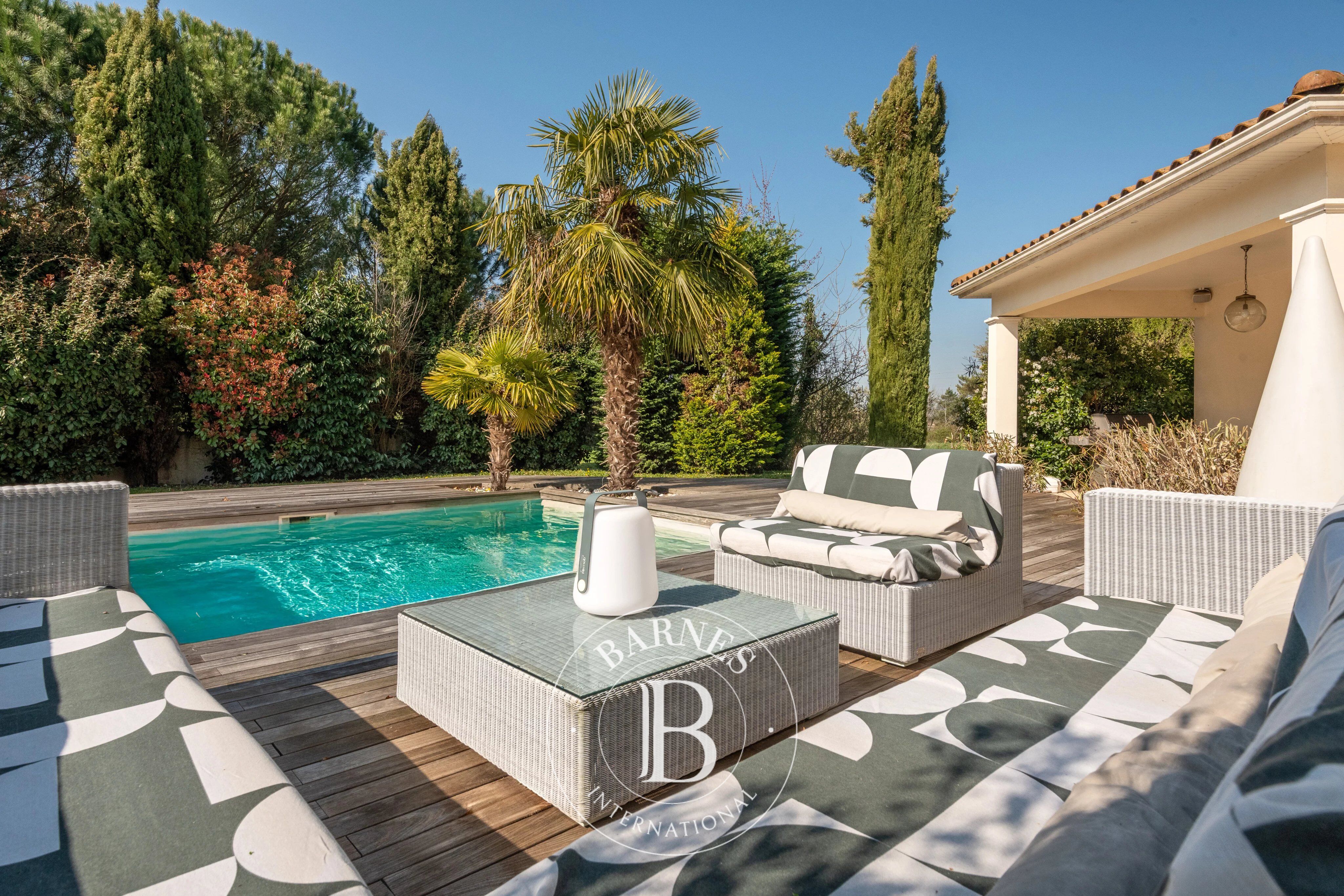 Dommartin – Modern 230-square-meter home with 4 bedrooms, set on landscaped grounds with a pool - picture 3