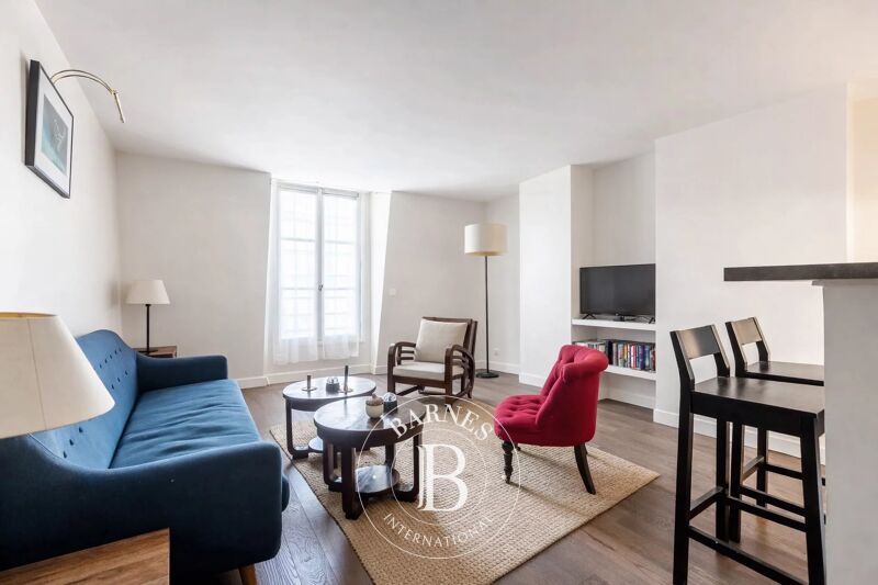 PARIS 1 - ETAGE ELEVE - IDEAL PIED A TERRE