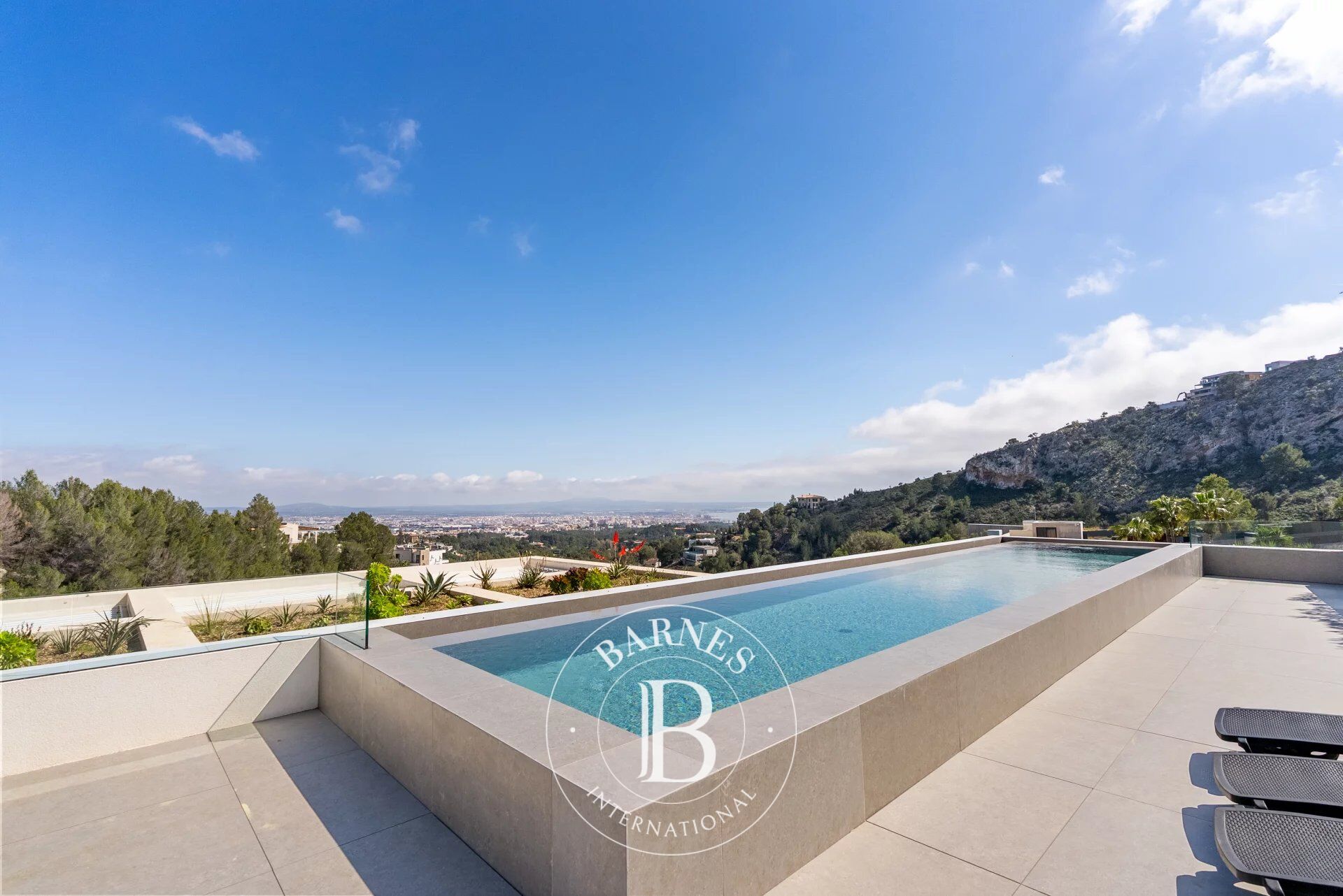 Villa neuve avec cinq chambres offrant une vue sur Palma et la Méditerranée - picture 1