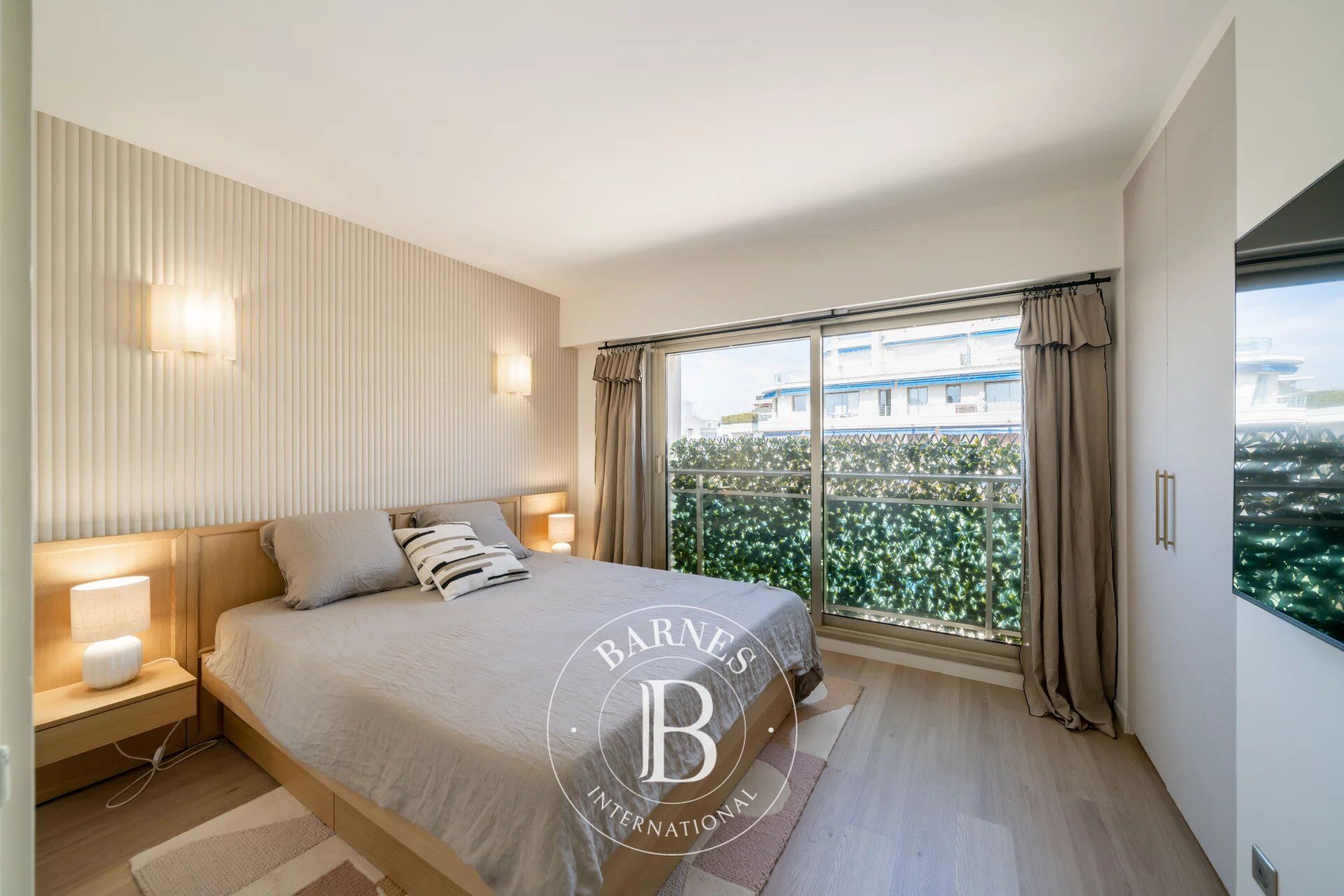 CANNES BANANA - TOP FLOOR - 2 BEDROOMS - picture 3