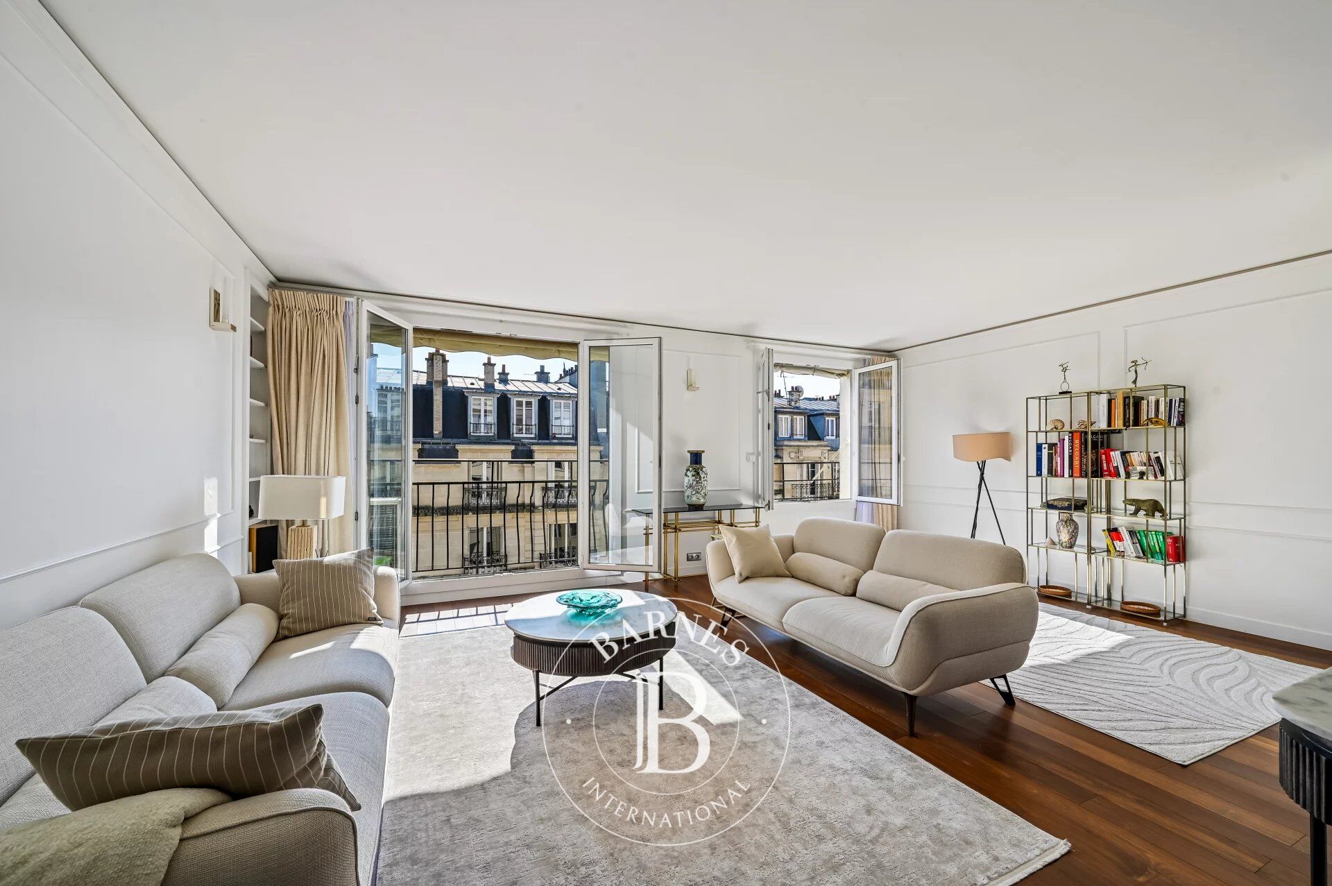 Paris 16 - Passy - Stunning renovation - Balcony - Air-conditioning - picture 2