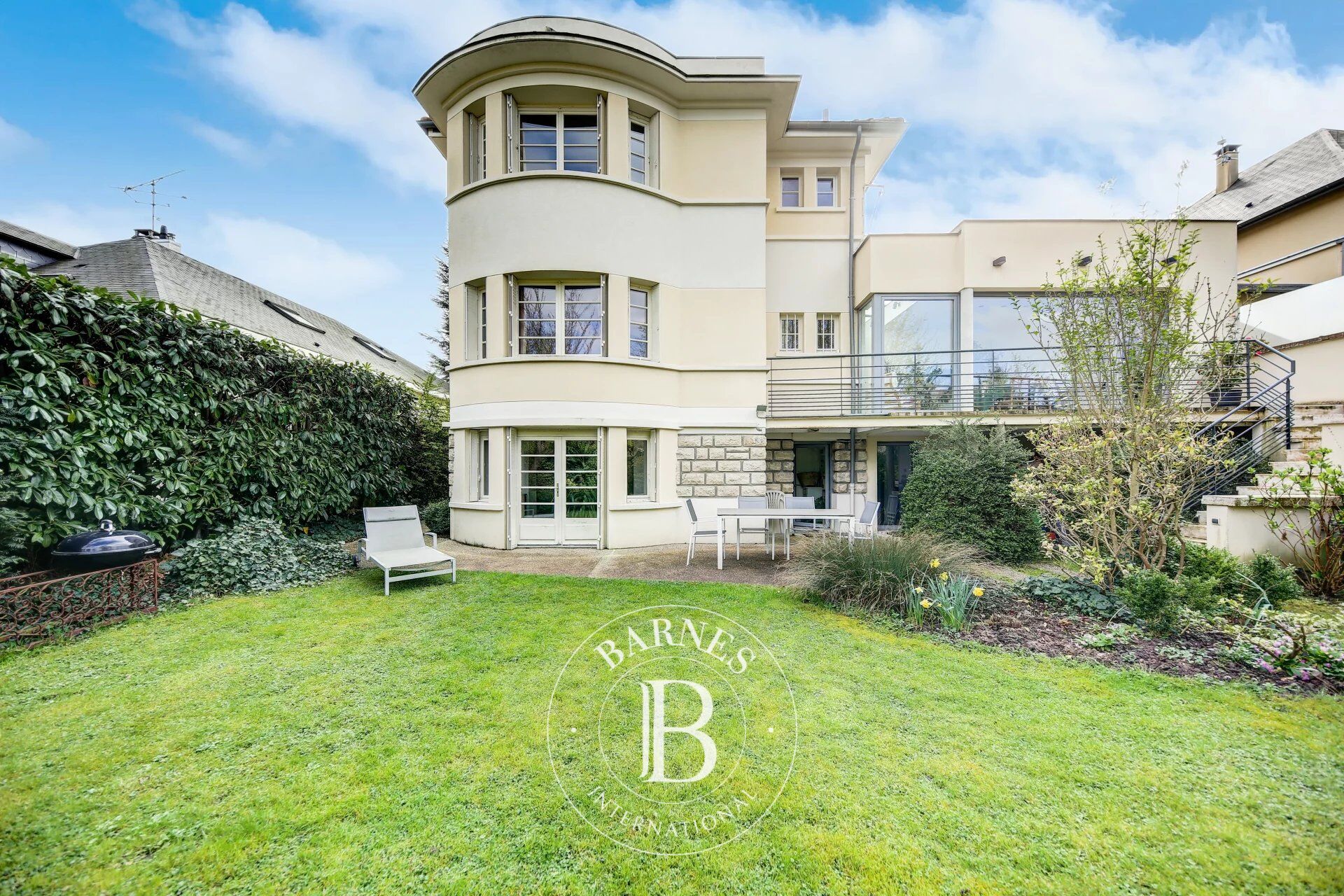 House Versailles - picture 1