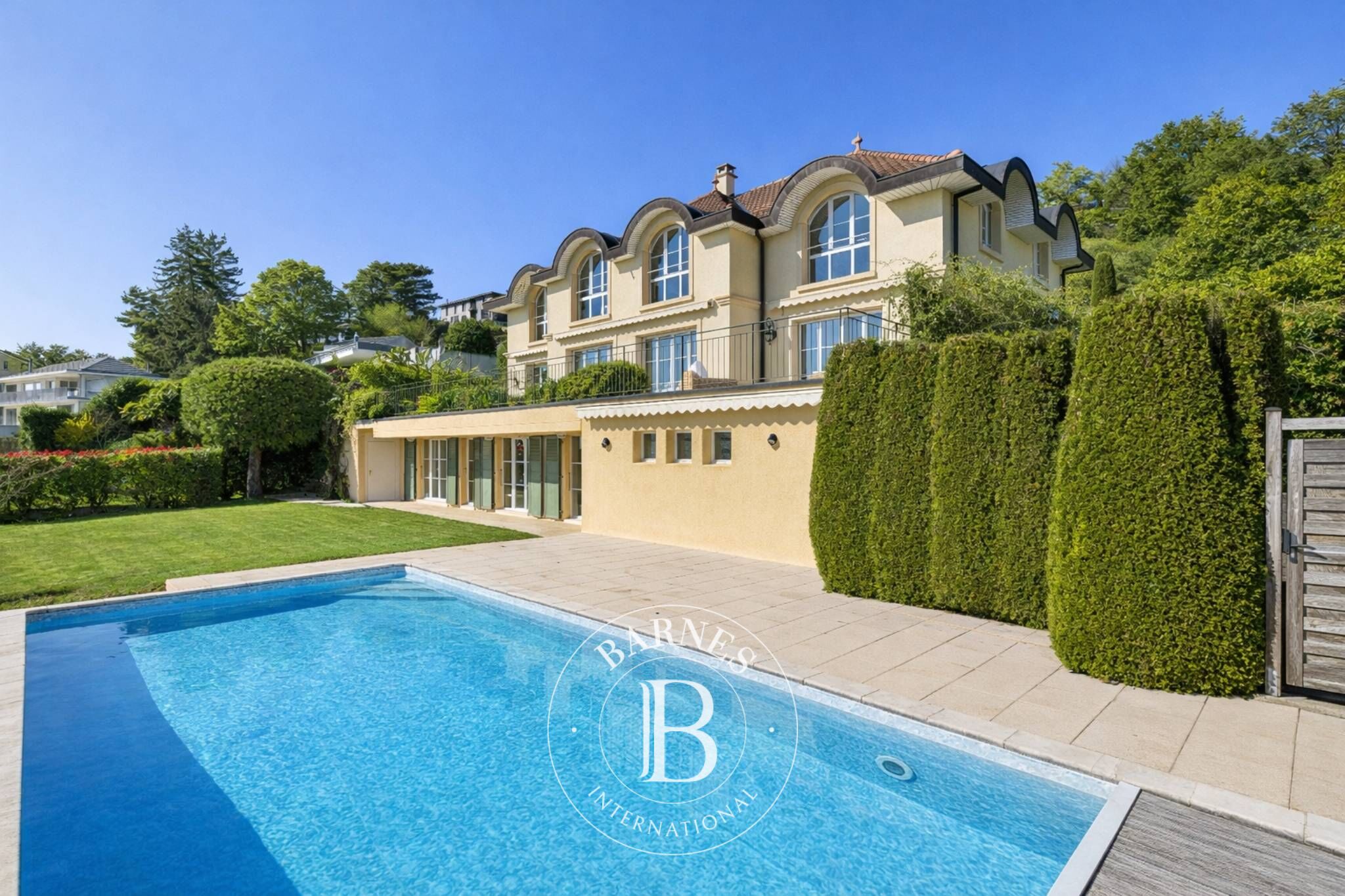 Villa Lutry - picture 1