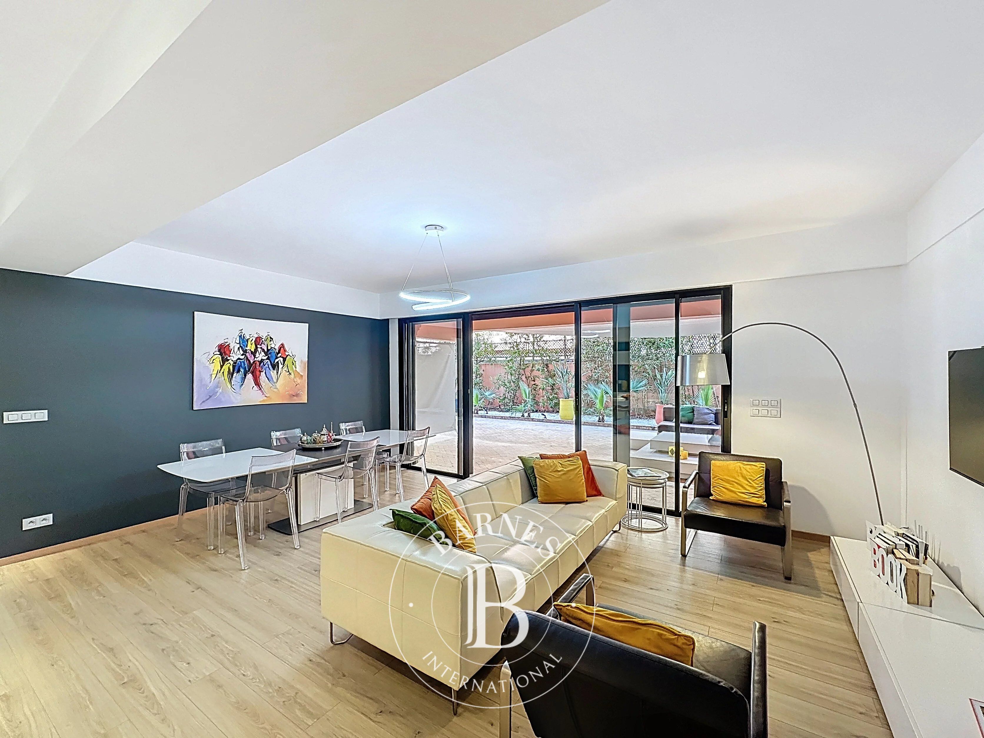 MARRAKECH WINTERING: PRESTIGE APARTMENT FOR SALE IN AN EXCEPTIONAL LOCATION - picture 2