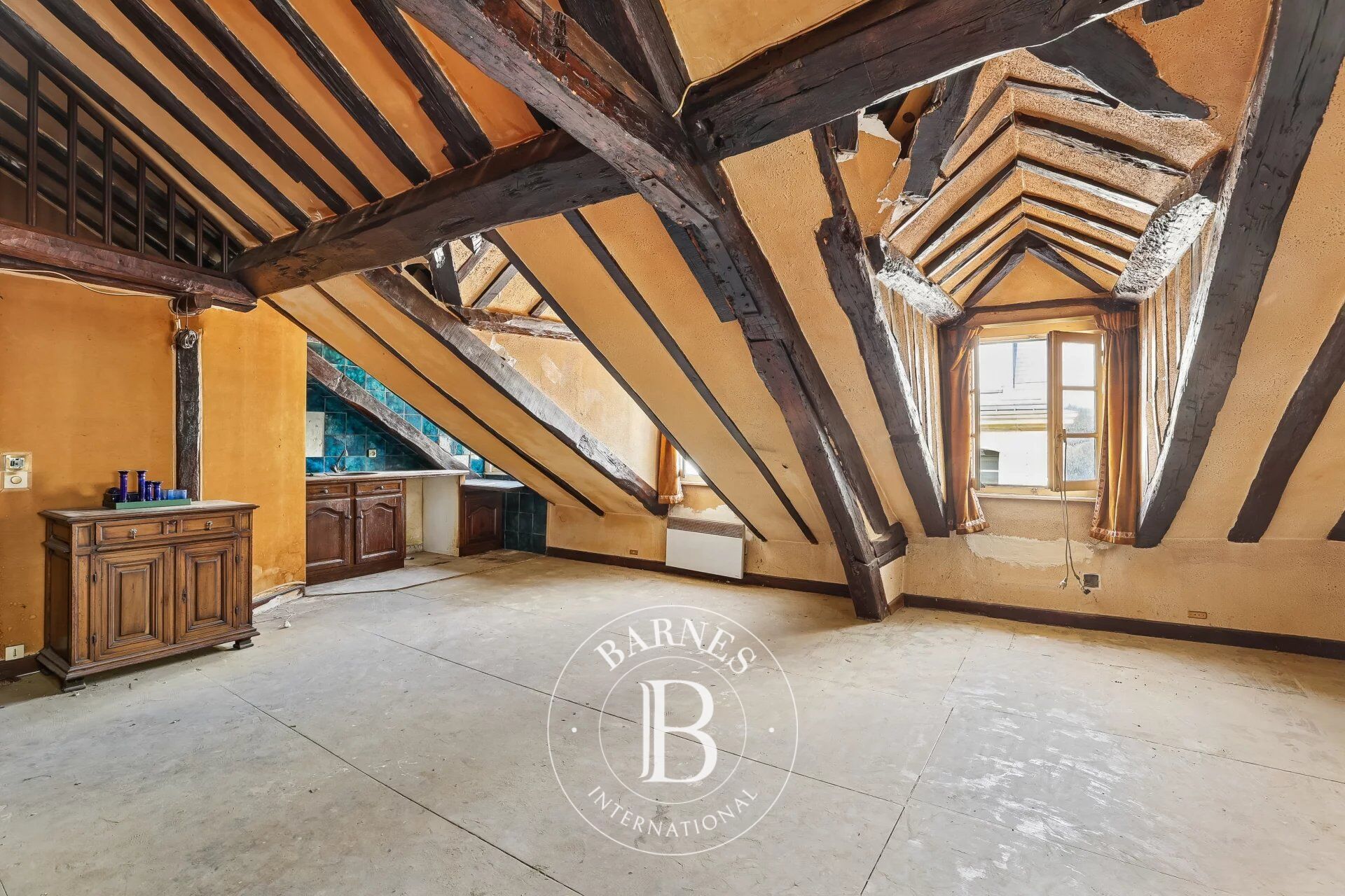 Paris 7 - Rue du Bac - Appartement à rénover - Potentiel - Beaux volumes - Copropriété de standing - picture 3