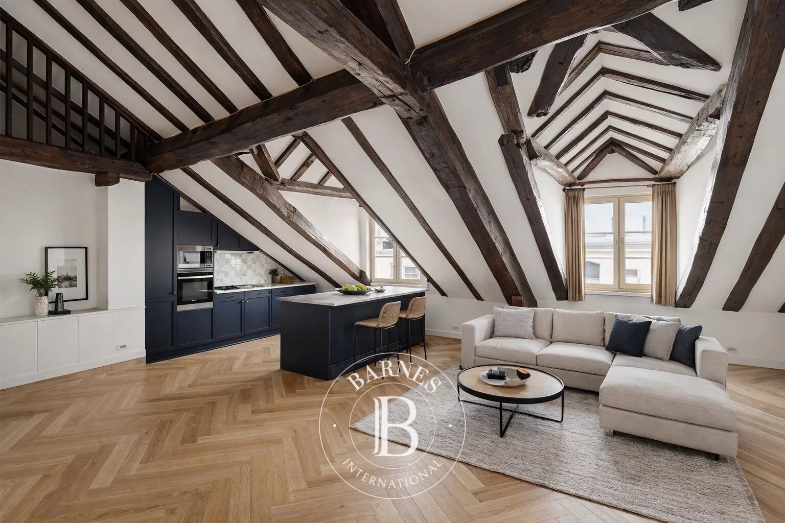 Paris 7 - Rue du Bac - Appartement à rénover - Potentiel - Beaux volumes - Copropriété de standing - picture 2