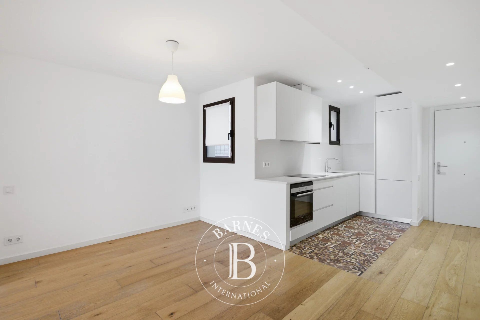 Elegant renovated apartment with terrace in the heart of Eixample - picture 3