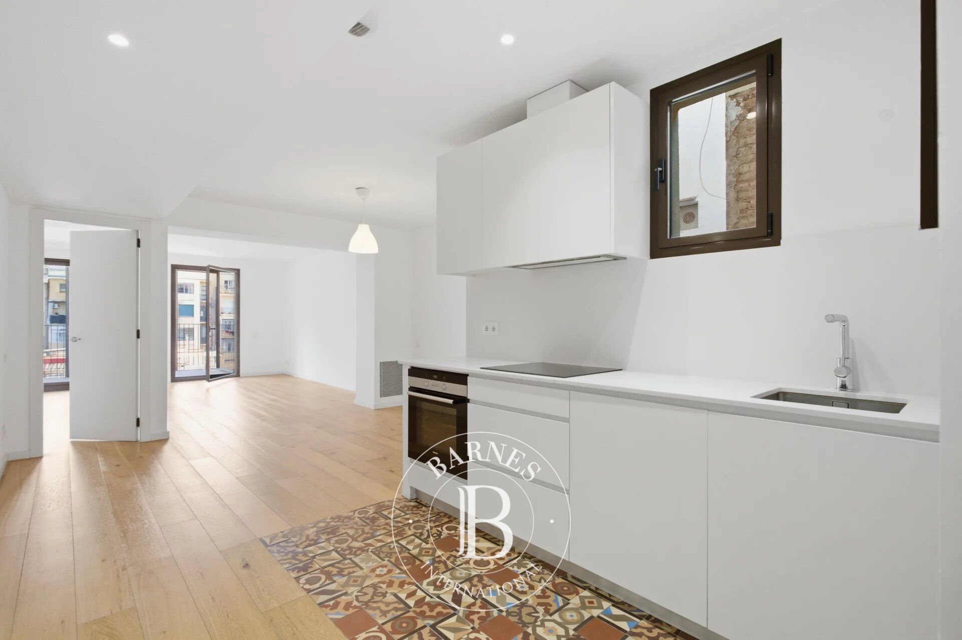 Elegant renovated apartment with terrace in the heart of Eixample - picture 1