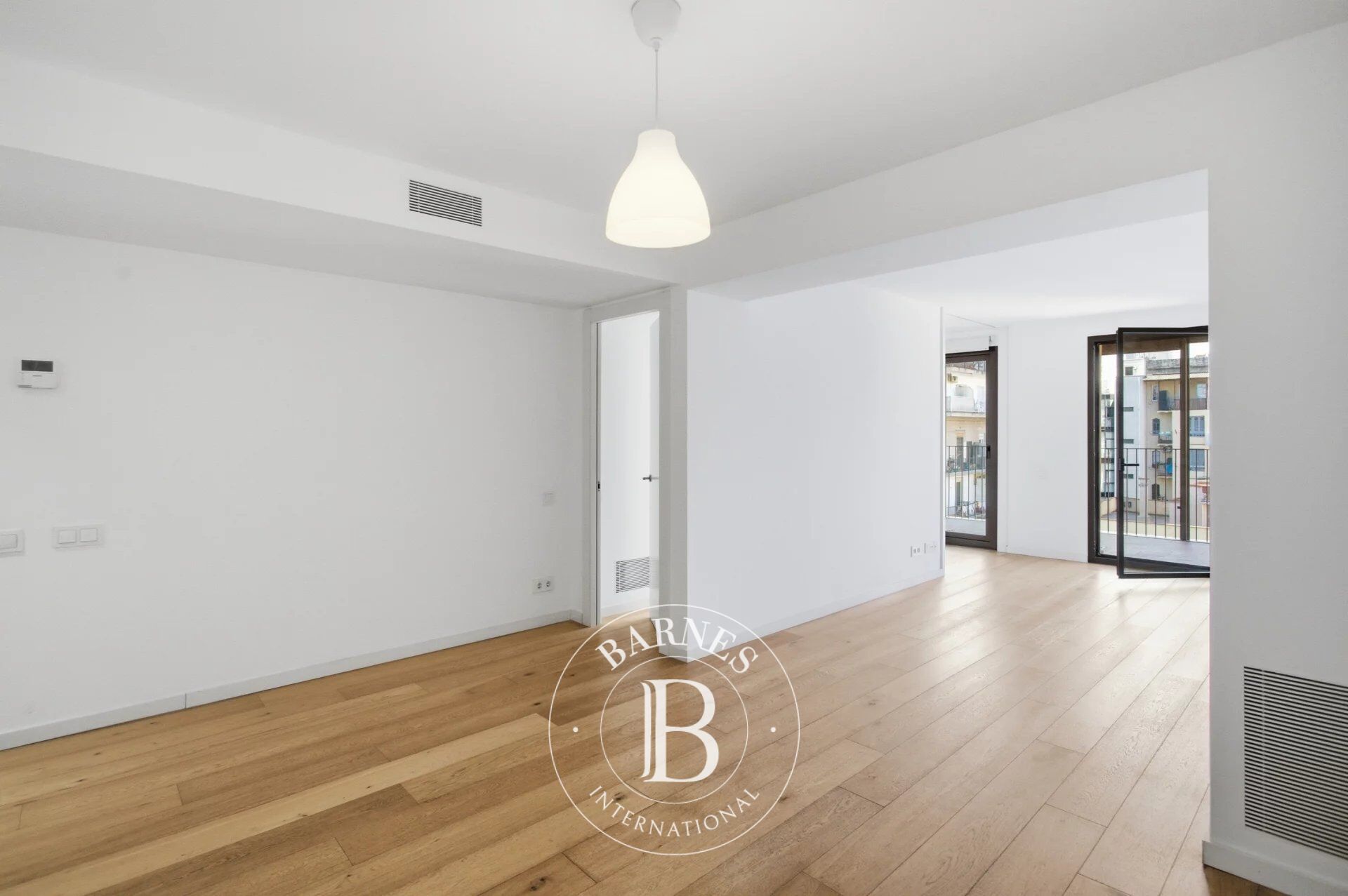 Elegant renovated apartment with terrace in the heart of Eixample - picture 2