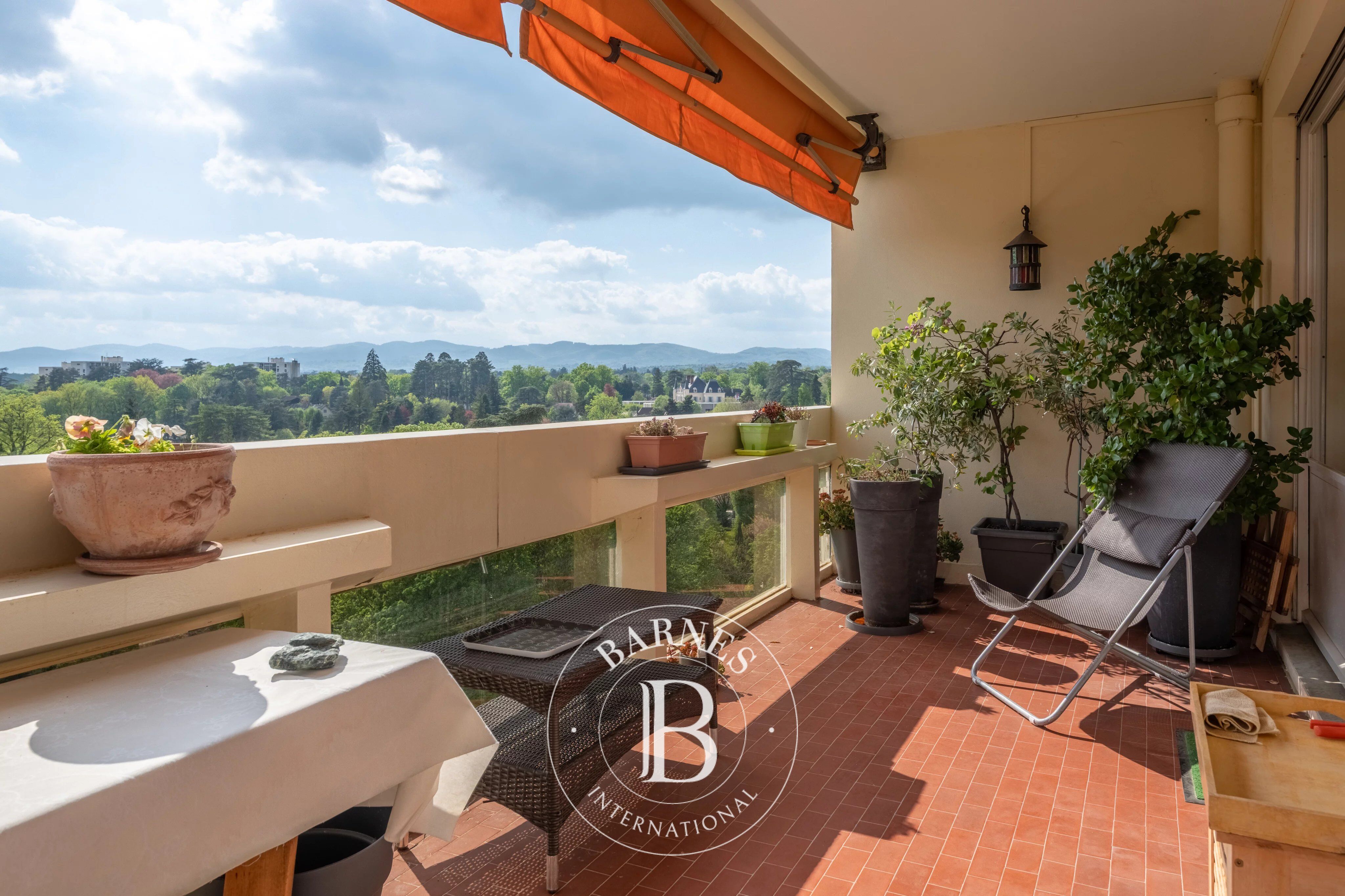 Ecully - Downtown - 1,325 sq ft apartment - Large terrace - 3 or 4 bedrooms - Double garage - Cellar - picture 3