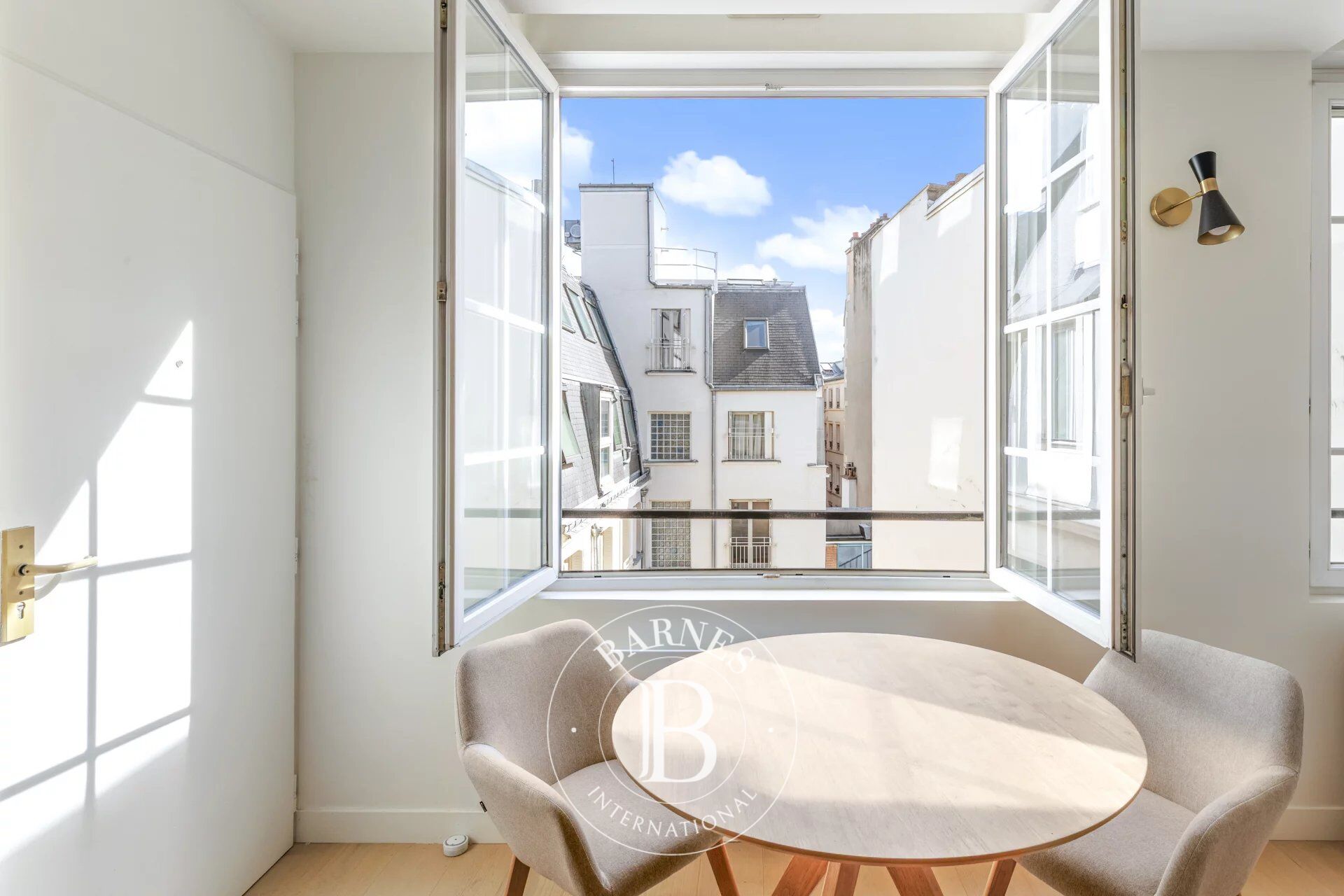PARIS 9 - DROUOT - ASCENSEUR - LUMINEUX - REFAIT PAR ARCHITECTE - STUDIO - picture 3