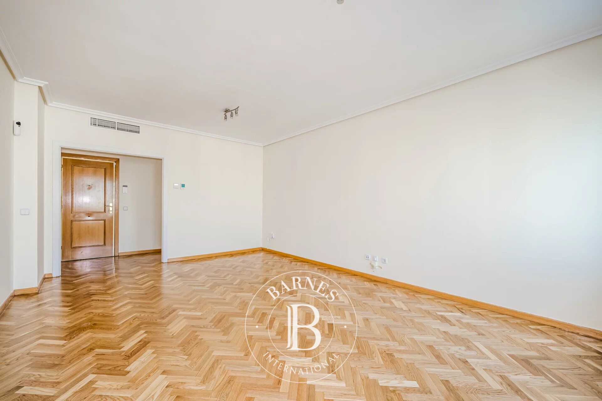 Exclusive apartment with parking in the heart of Almagro - picture 2
