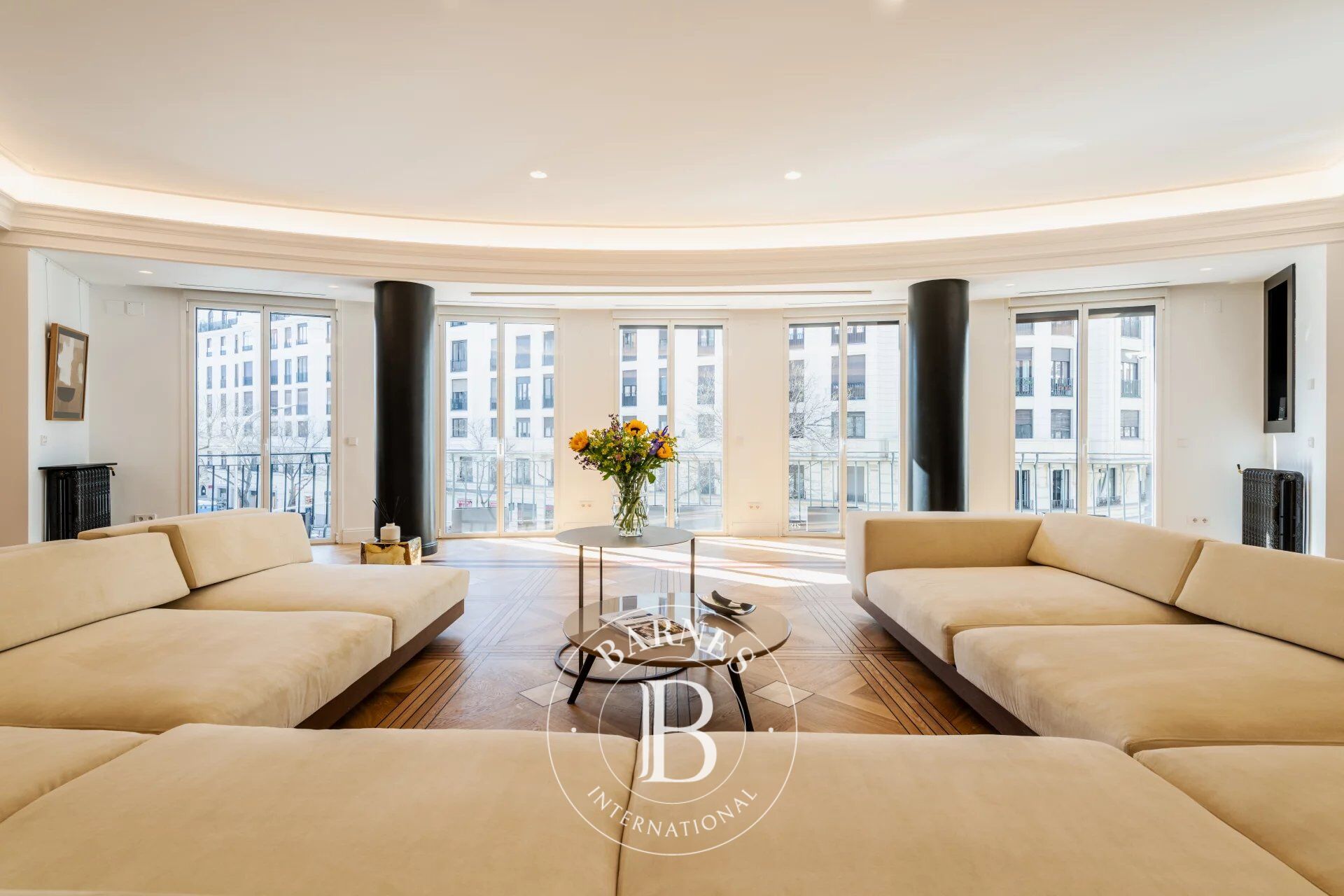 Luxury renovated residence with 3 en-suite bedrooms, sauna and gym in Goya - picture 1