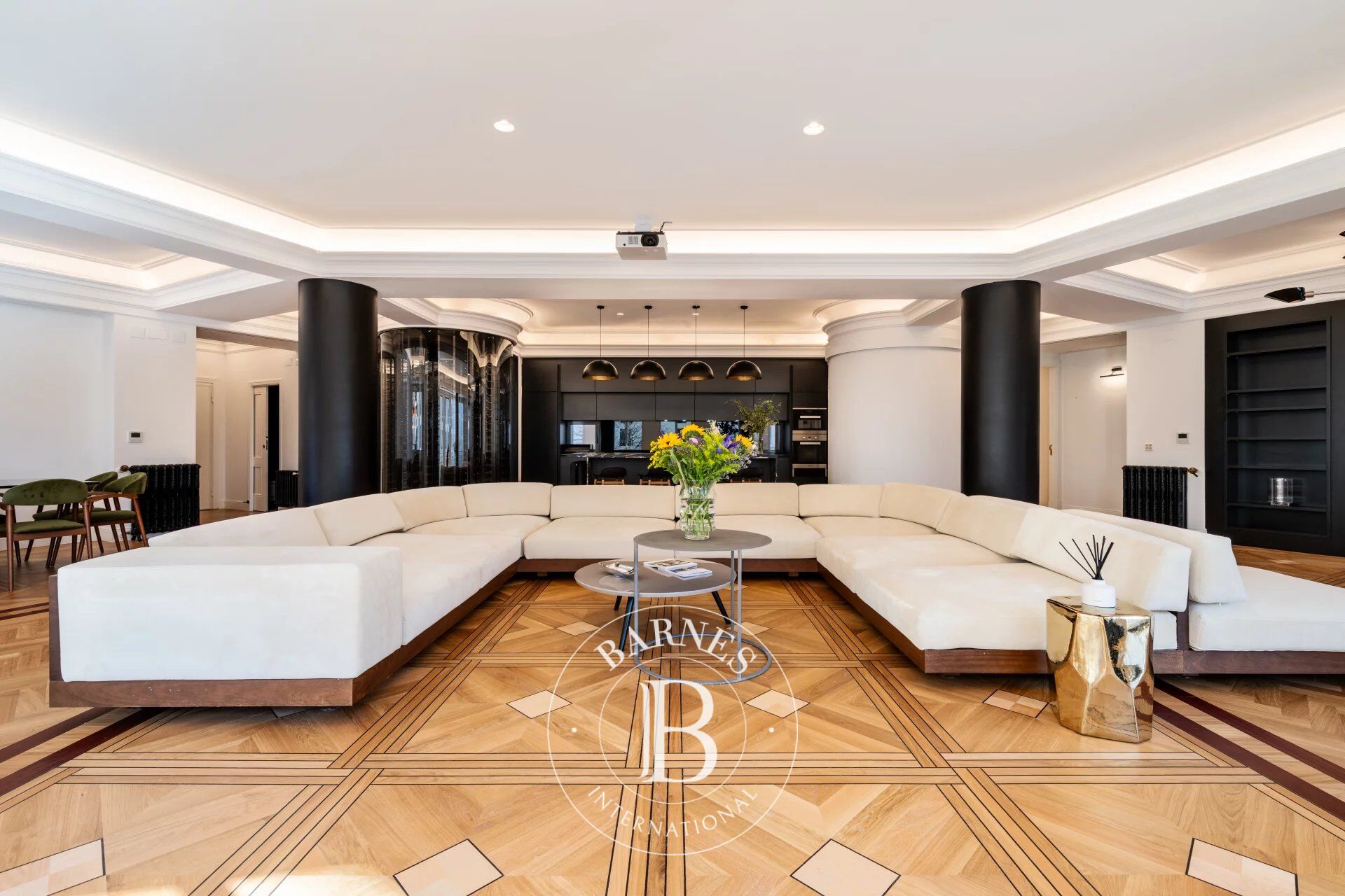 Luxury renovated residence with 3 en-suite bedrooms, sauna and gym in Goya - picture 2