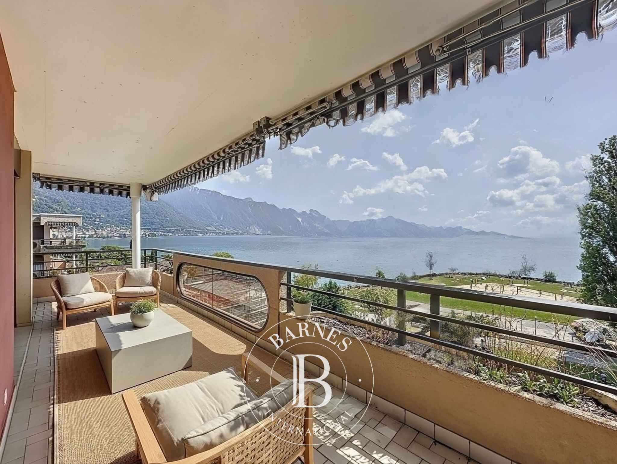 2.5-Room Penthouse Apartment with Terrace and Panoramic Views - picture 1