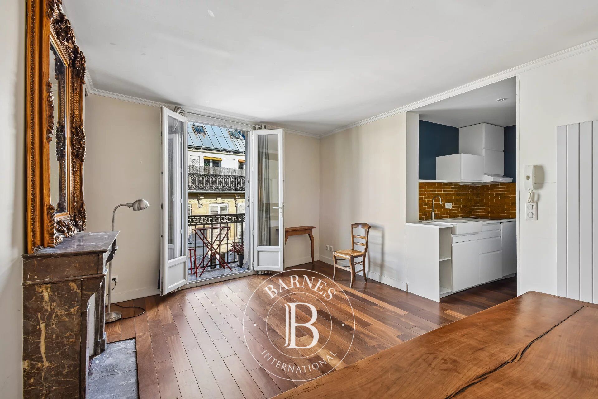 EXCLUSIVITE - PARIS 9ème - ROCHECHOUART - ETAGE ELEVE - TRAVERSANT - VOLUMES - BALCON - LUMIERE - picture 3