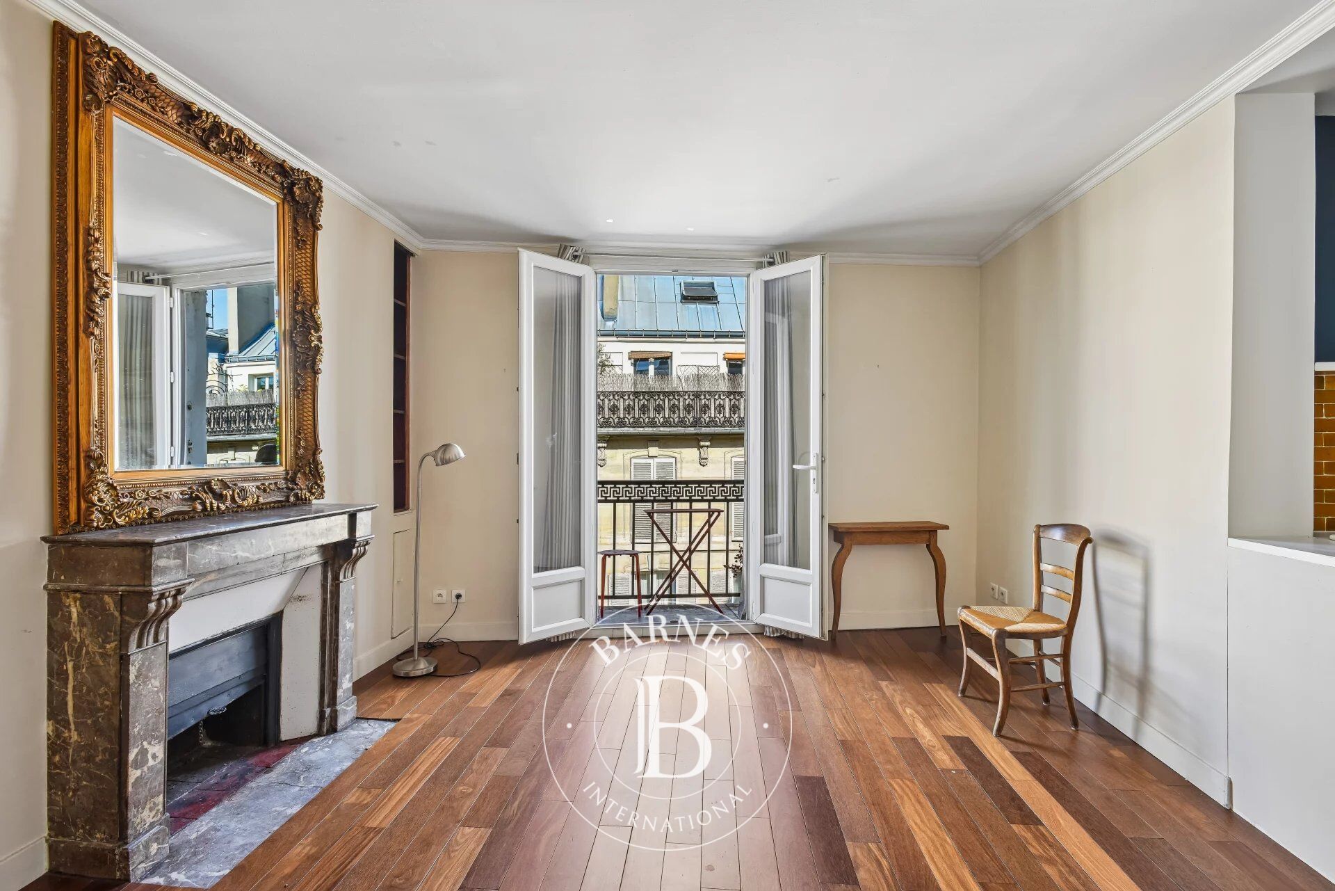 EXCLUSIVITE - PARIS 9ème - ROCHECHOUART - ETAGE ELEVE - TRAVERSANT - VOLUMES - BALCON - LUMIERE - picture 2