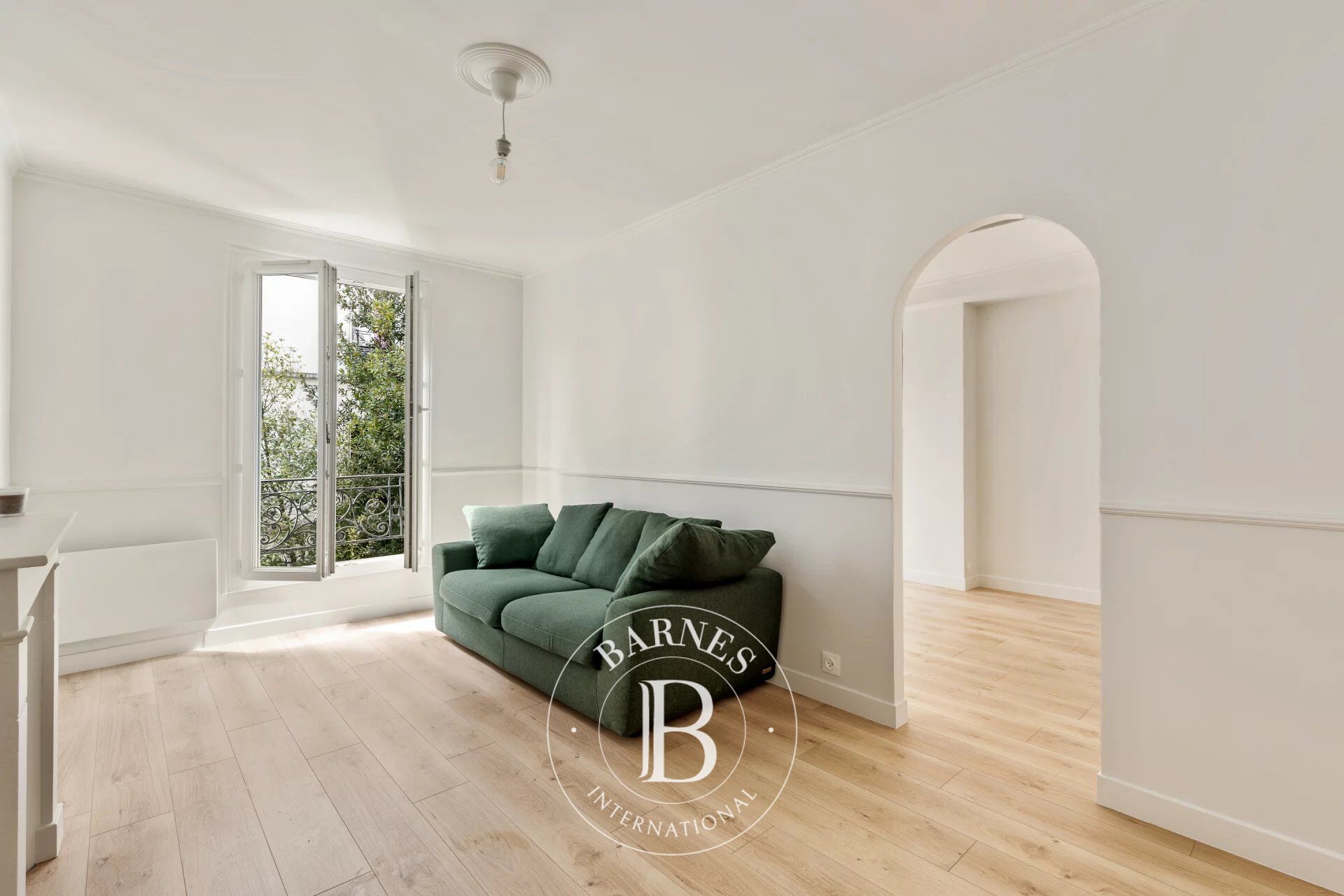 PARIS 18 - MARCADET POISSONNIERS - 2ème ÉTAGE - PLEIN SUD SUR COUR ARBORÉE - RÉNOVATION DE QUALITE - picture 1