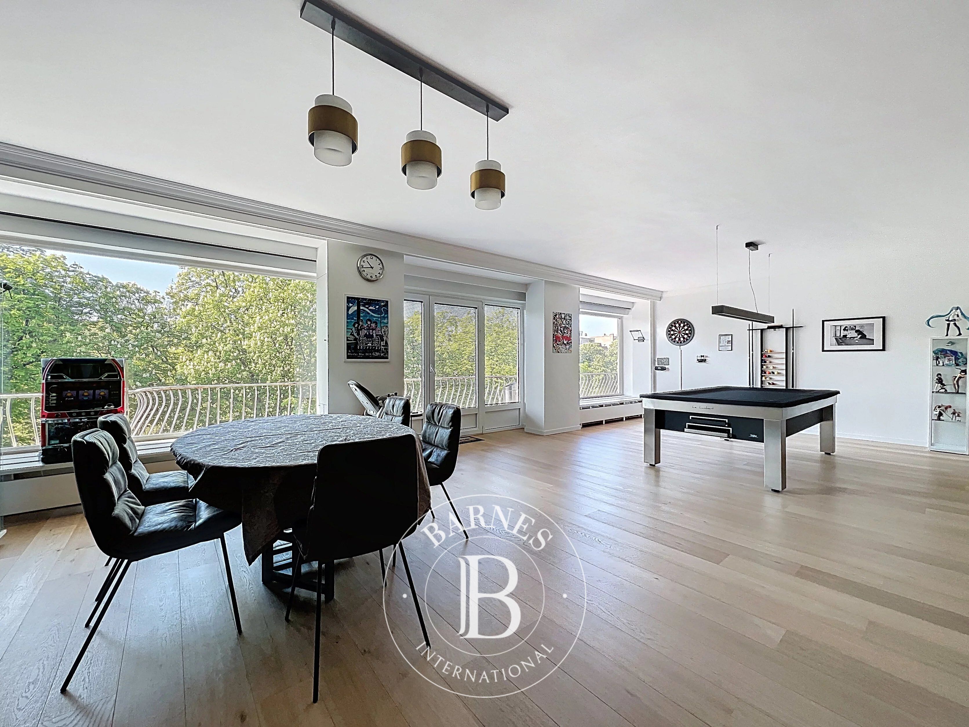 Bright 4-bedroom apartment with parking - picture 1
