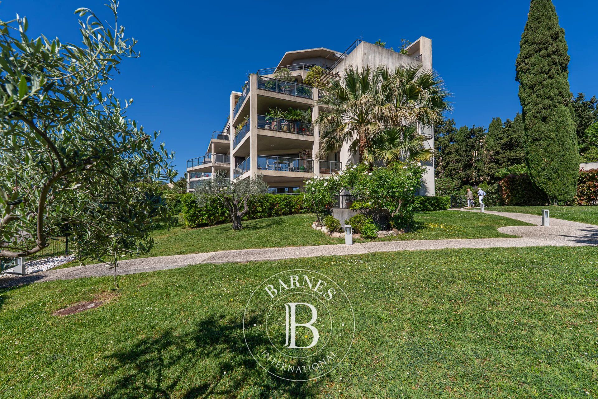 AIX EN PROVENCE - CENTRE VILLE A PIED - CALME -78 M² - 2 CHAMBRES - TERRASSE - GARAGE - PARKING - CAVE - picture 1