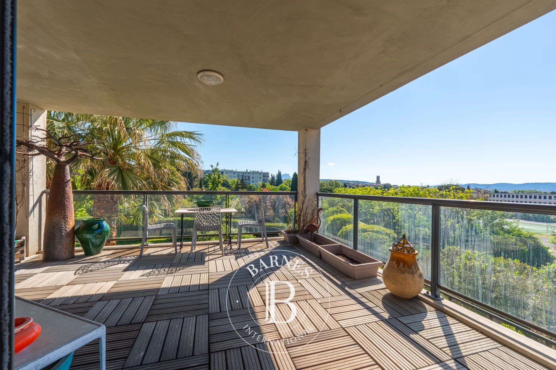 AIX EN PROVENCE - CENTRE VILLE A PIED - CALME -78 M² - 2 CHAMBRES - TERRASSE - GARAGE - PARKING - CAVE - picture 3