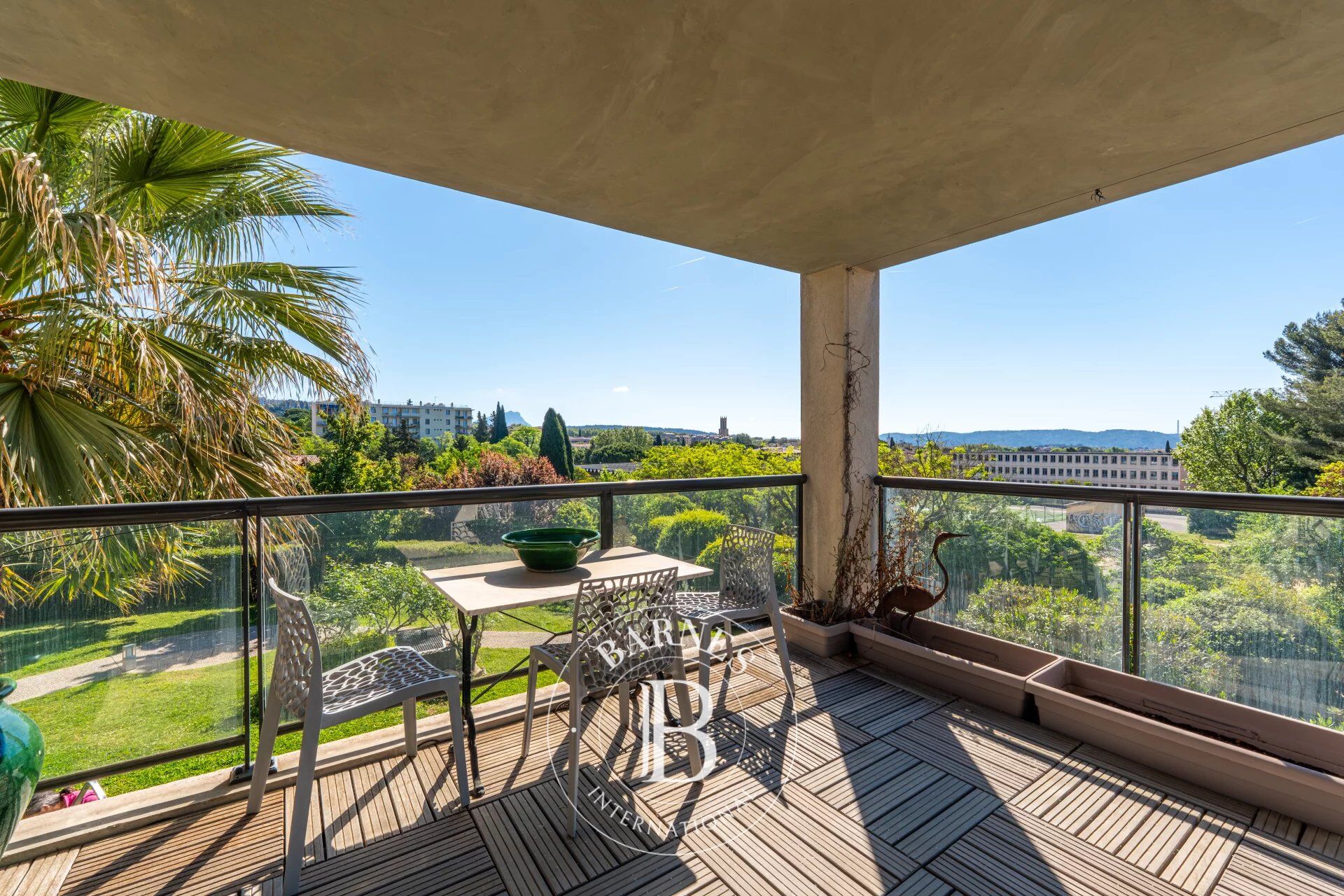 AIX EN PROVENCE - CENTRE VILLE A PIED - CALME -78 M² - 2 CHAMBRES - TERRASSE - GARAGE - PARKING - CAVE - picture 2