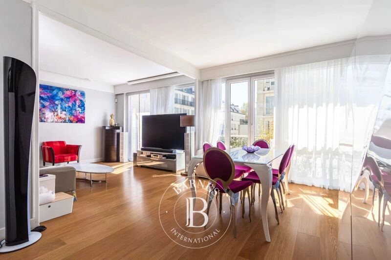 Exclusive listing - Neuilly-Pont de Neuilly - 2-bed apartment - Balcony - 2 mins from Metro line 1