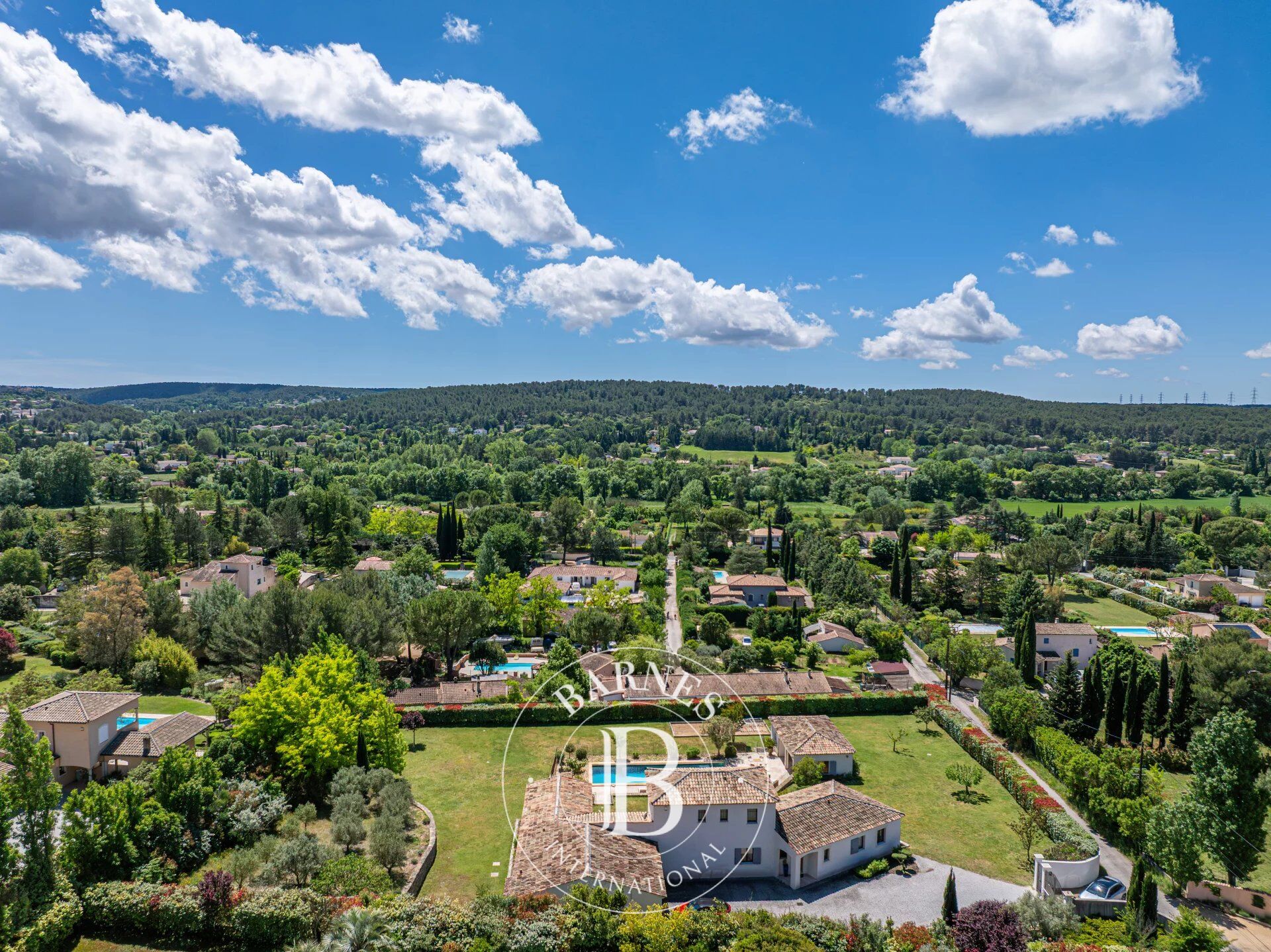 AIX-EN-PROVENCE SUD PROCHE GARE TGV ET IBS MAISON DE CHARME 240 M² - 4 CHAMBRES - DOUBLE GARAGE - POOL HOUSE 60 M2- PISCINE CHAUFFEE SUR 4150 M2 DE TERRAIN. - picture 2