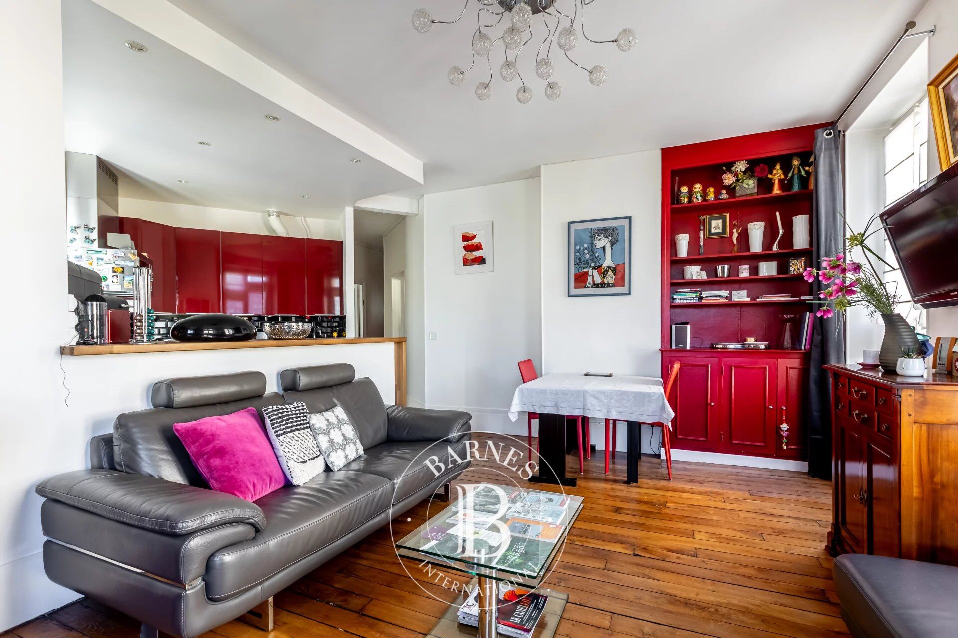 SOLE AGENT - PONT CARDINET - 2-BED CORNER APARTMENT - picture 3