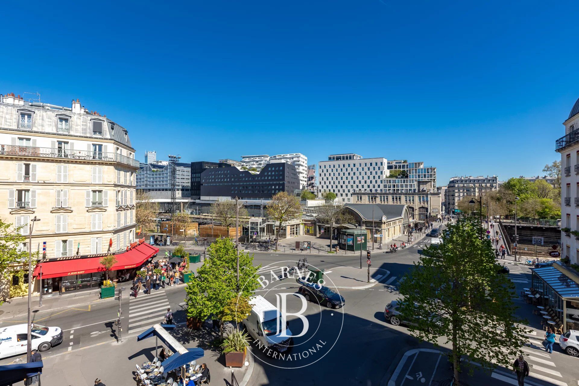 SOLE AGENT - PONT CARDINET - 2-BED CORNER APARTMENT - picture 1