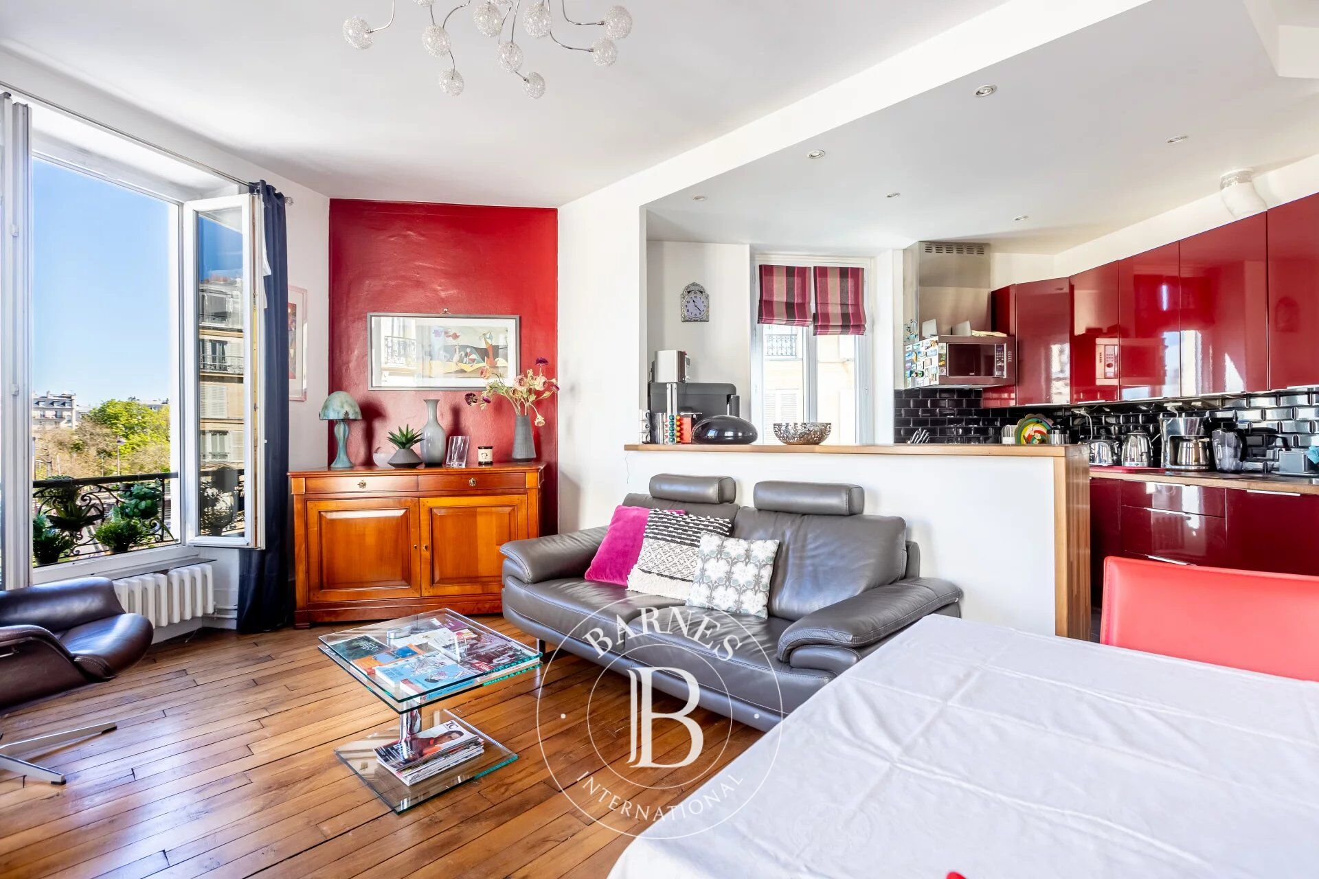 SOLE AGENT - PONT CARDINET - 2-BED CORNER APARTMENT - picture 2