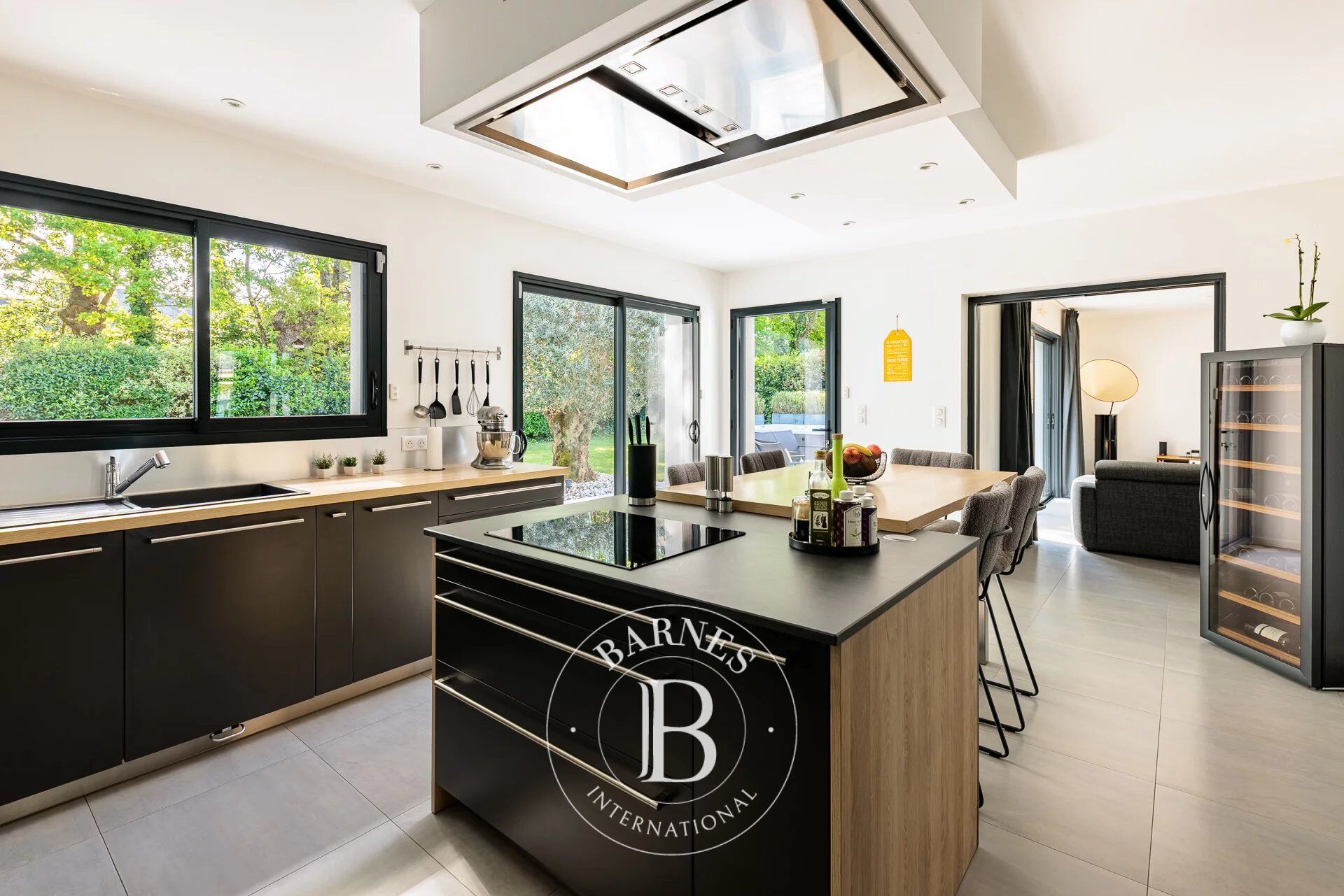 CARQUEFOU - Maison contemporaine de 6 chambres et un bureau avec jardin - picture 3