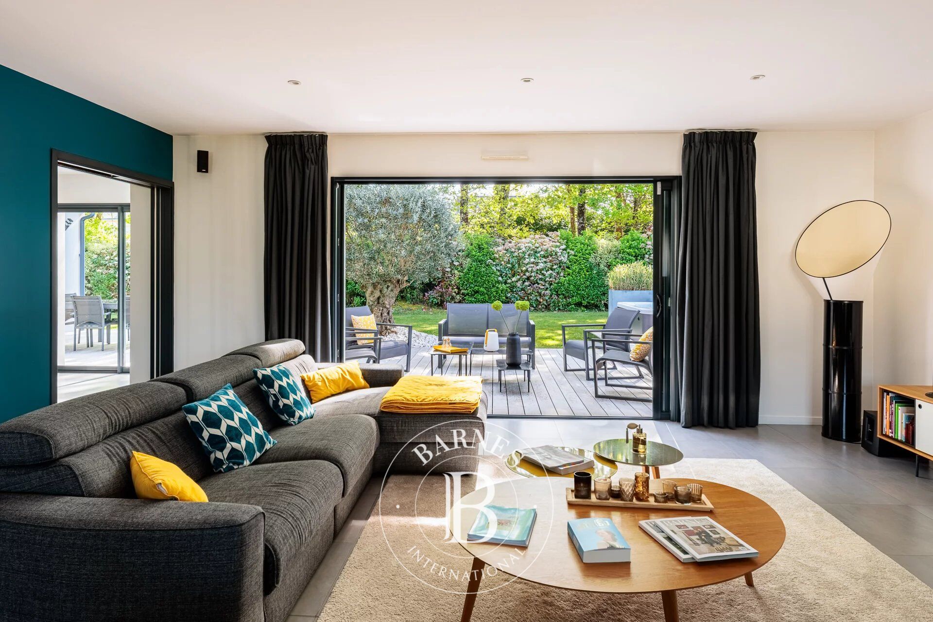 CARQUEFOU - Maison contemporaine de 6 chambres et un bureau avec jardin - picture 1