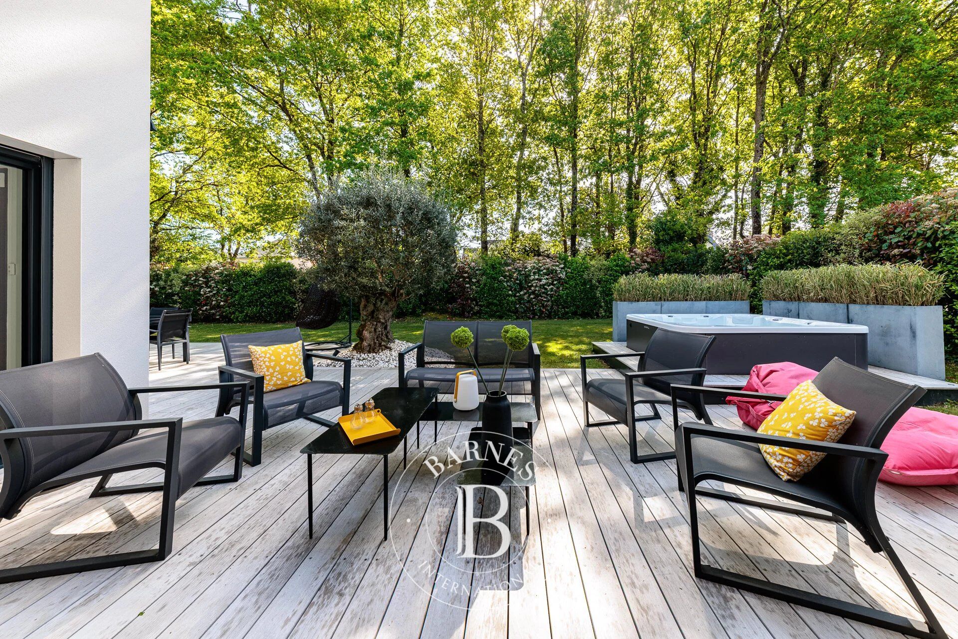 CARQUEFOU - Architect-designed house with 6 bedrooms and an office with garden - picture 3