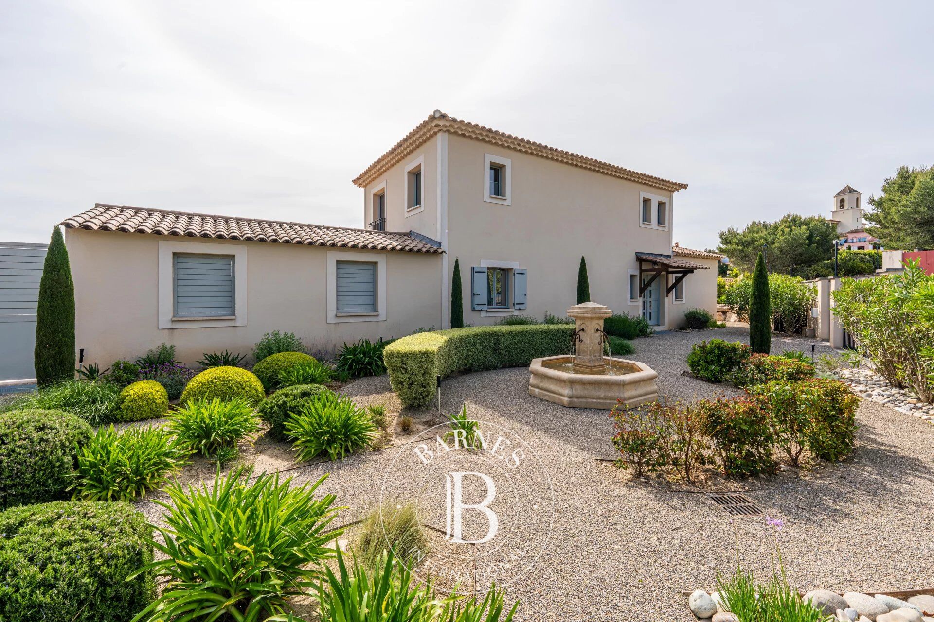 PROCHE D’AIX-EN-PROVENCE – GOLF PONT ROYAL – VILLA 357 M2 SUR 1885 M2 DE TERRAIN - 5 CHAMBRES - VUE PANORAMIQUE - CALME - PISCINE - OLIVERAIE - - picture 3