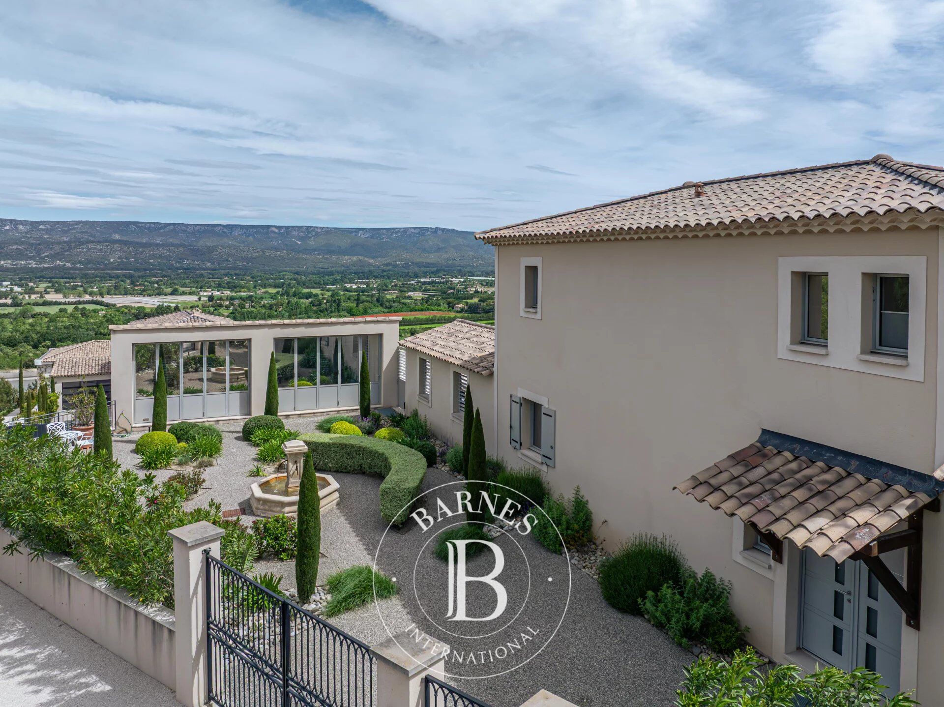 PROCHE D’AIX-EN-PROVENCE – GOLF PONT ROYAL – VILLA 357 M2 SUR 1885 M2 DE TERRAIN - 5 CHAMBRES - VUE PANORAMIQUE - CALME - PISCINE - OLIVERAIE - - picture 2
