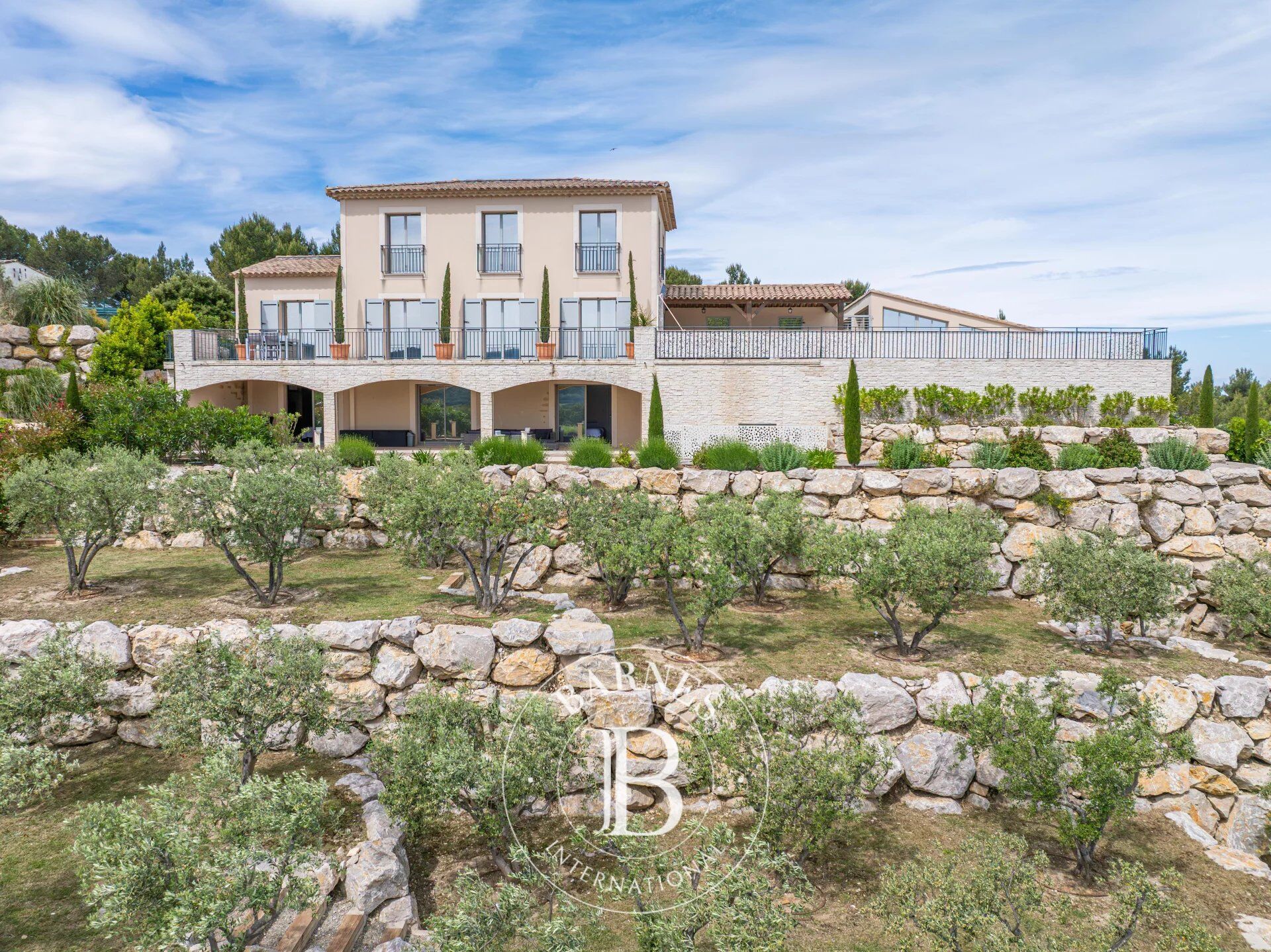 PROCHE D’AIX-EN-PROVENCE – GOLF PONT ROYAL – VILLA 357 M2 SUR 1885 M2 DE TERRAIN - 5 CHAMBRES - VUE PANORAMIQUE - CALME - PISCINE - OLIVERAIE - - picture 1