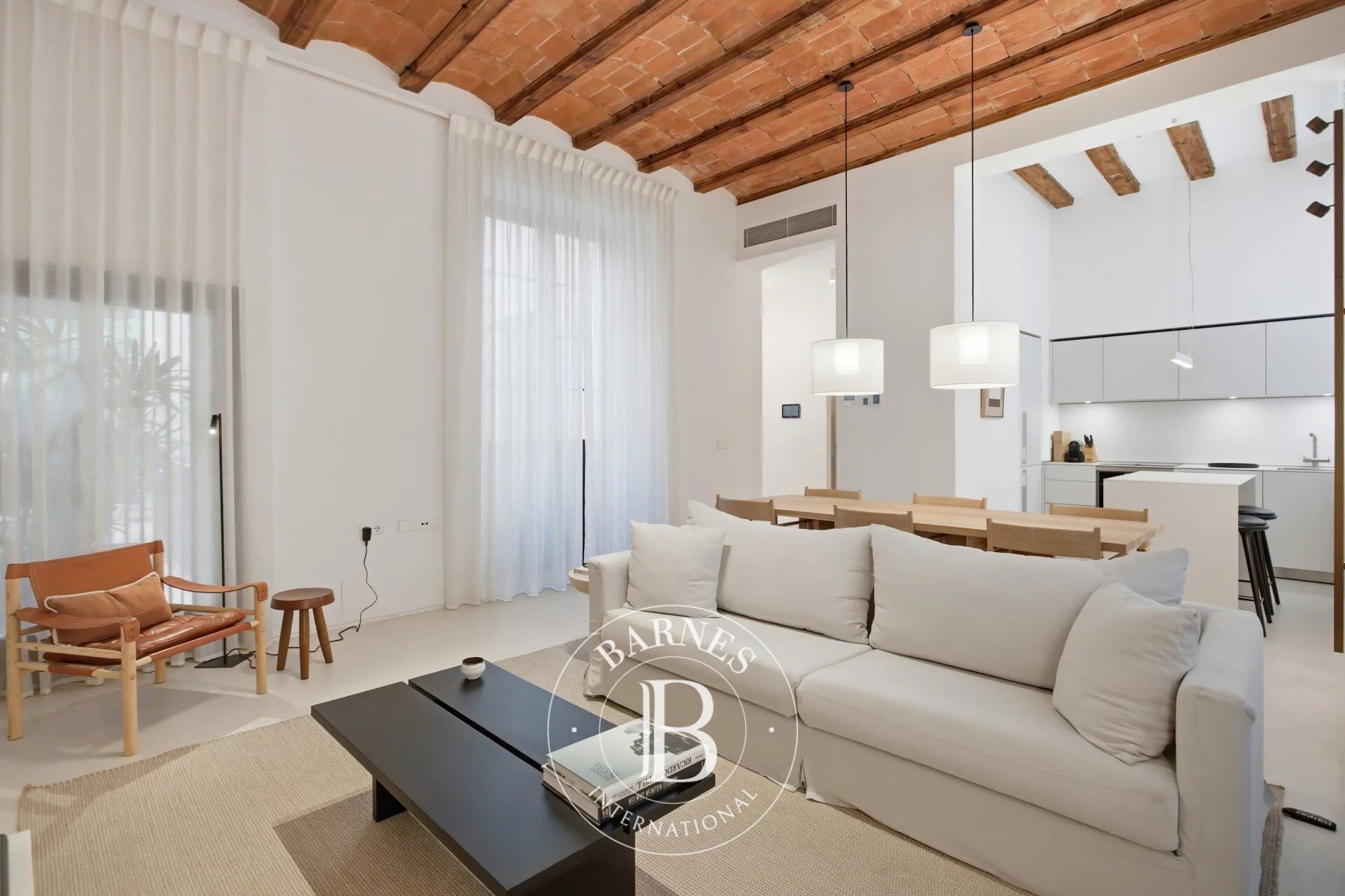 110 m² Elegant 2-Bedroom Residence with High Ceilings in Barcelona’s Gothic Quarter - picture 2