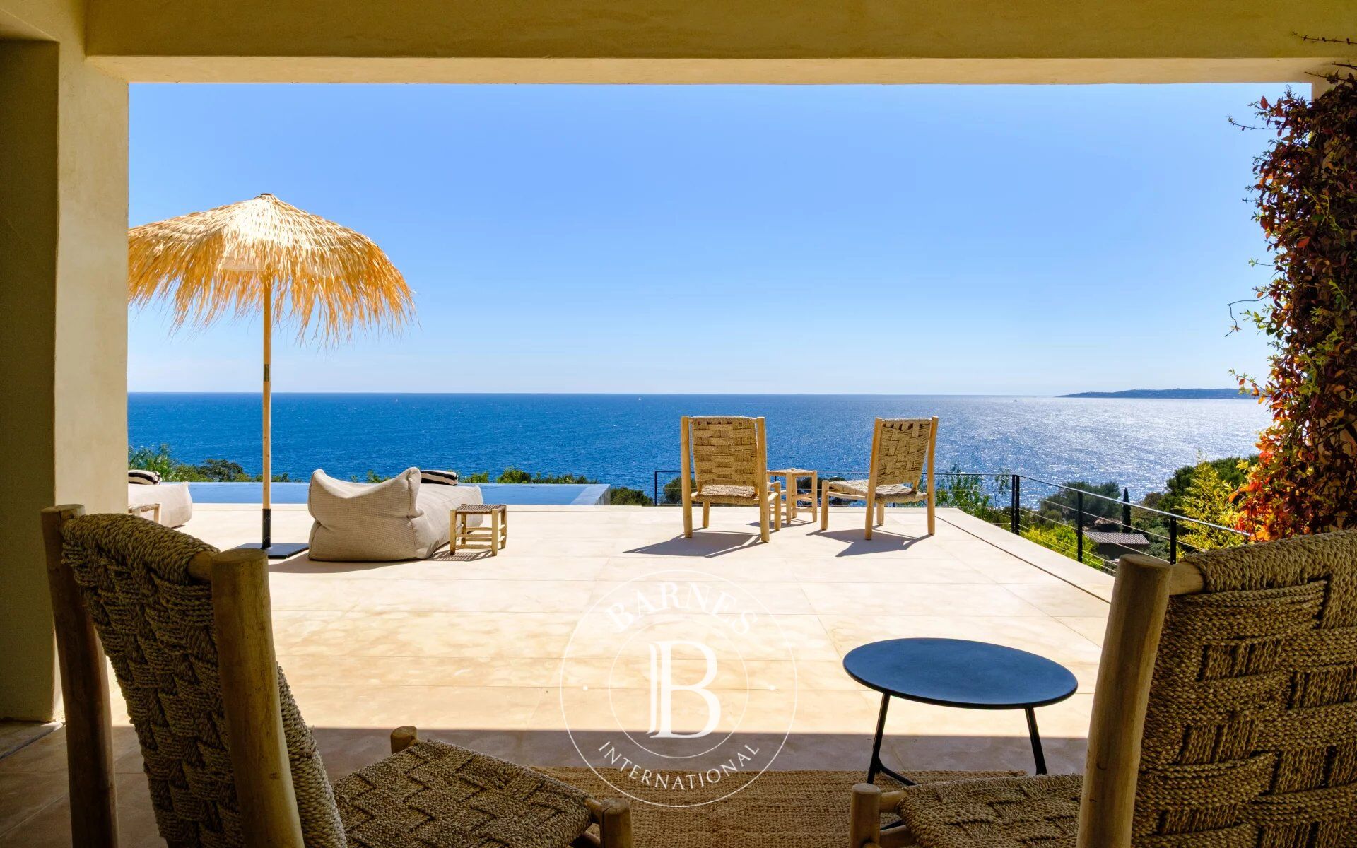 SAINTE-MAXIME - CONTEMPORARY VILLA - PANORAMIC OCEAN VIEW - JUST A SHORT WALK FROM THE BEACHES - picture 3