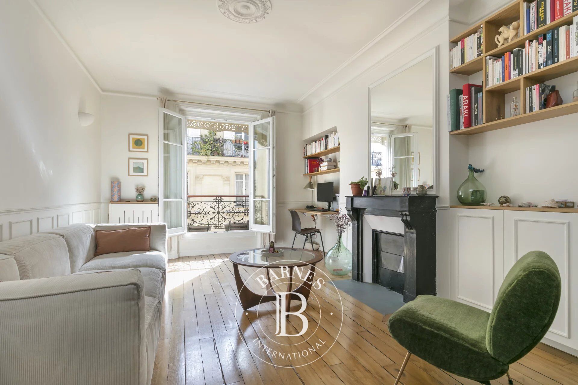 Exclusive listing - Fully renovated two-bed apartment - picture 1