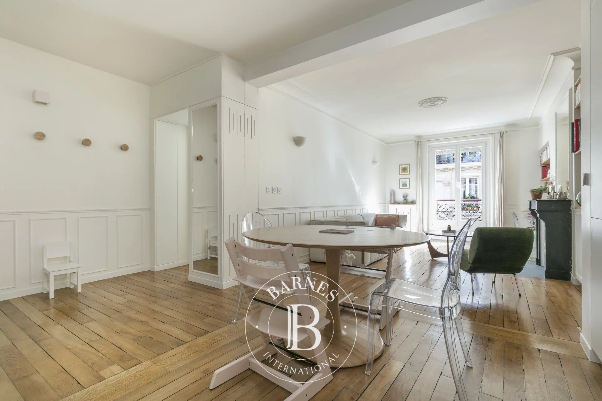 Exclusive listing - Fully renovated two-bed apartment - picture 3