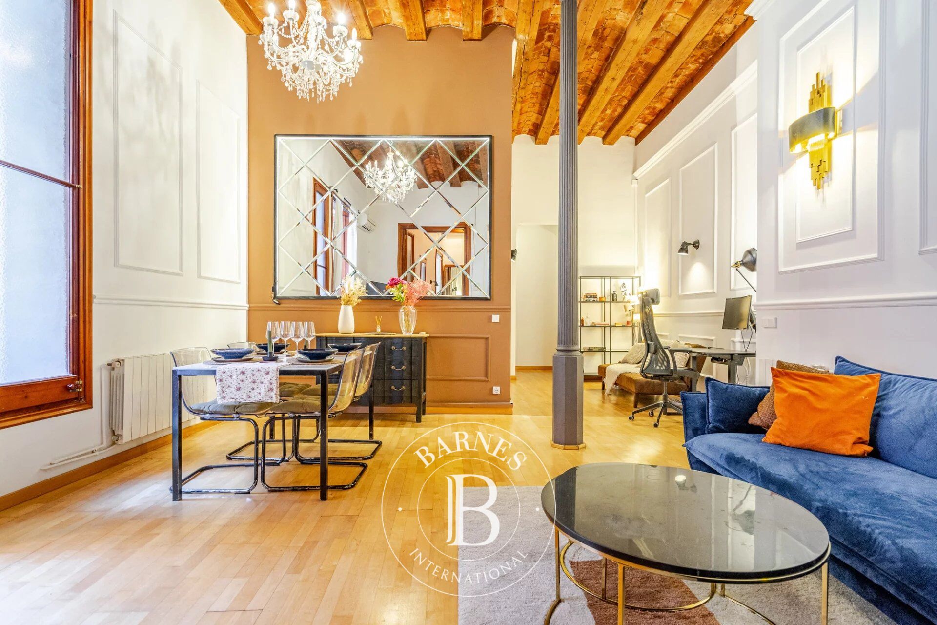 Elegante propiedad de dos habitaciones de 115 m² en el corazón del Barrio Gótico de Barcelona - picture 2