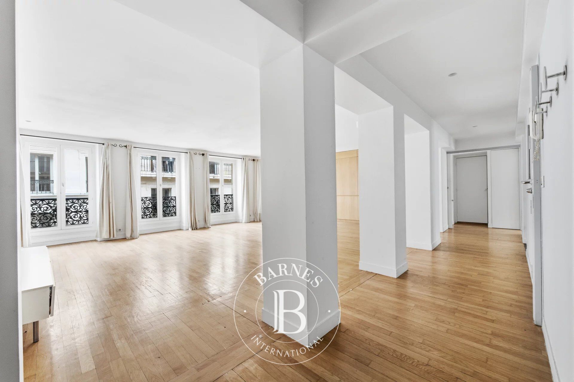 Apartment for Sale – Paris 2nd – Place des Victoires – 3 Bedrooms – Upper Floor – Lift – Bright - picture 3