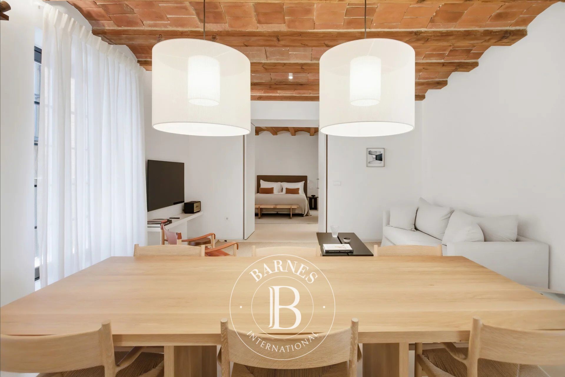110 m² 2-Bedroom Residence with Wooden Beam Ceilings in Barcelona’s Gothic Quarter - picture 3