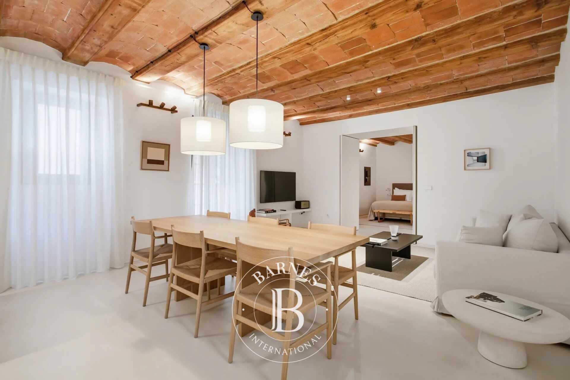 110 m² 2-Bedroom Residence with Wooden Beam Ceilings in Barcelona’s Gothic Quarter - picture 2