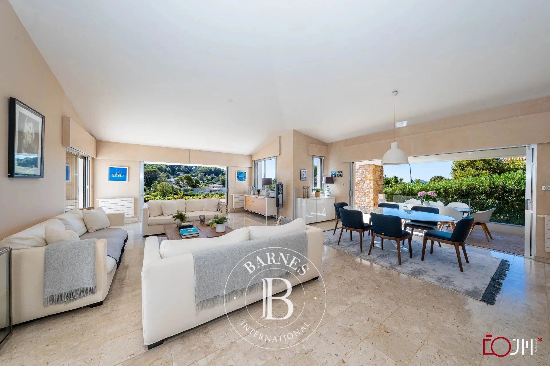 MOUGINS - VILLA IN A PRIVATE DOMAIN, WITH POOL AND TENNIS - picture 2