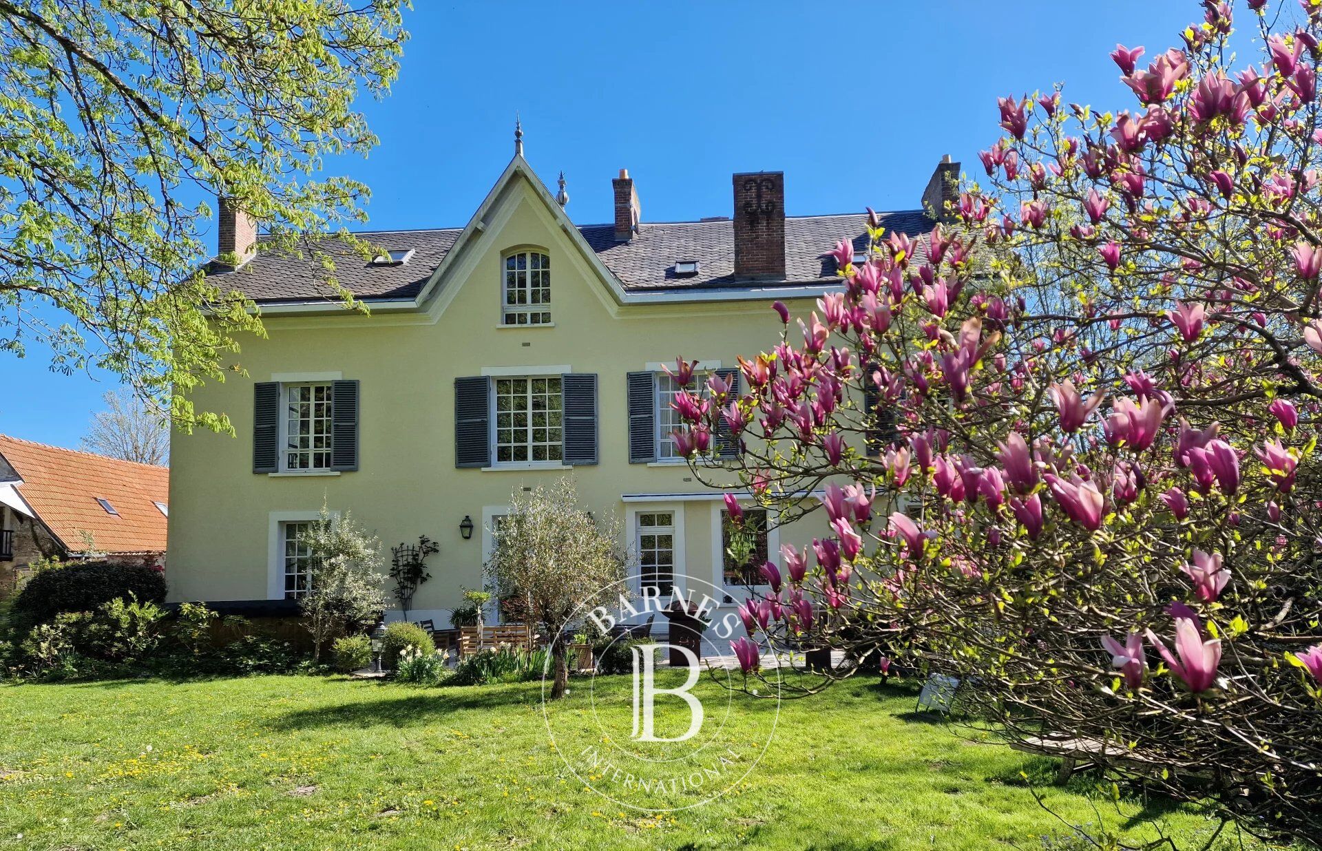 Proche Rambouillet, maison bourgeoise en excellent état de 337m2 habitables sur 2450m2 de terrain arboré. - picture 1