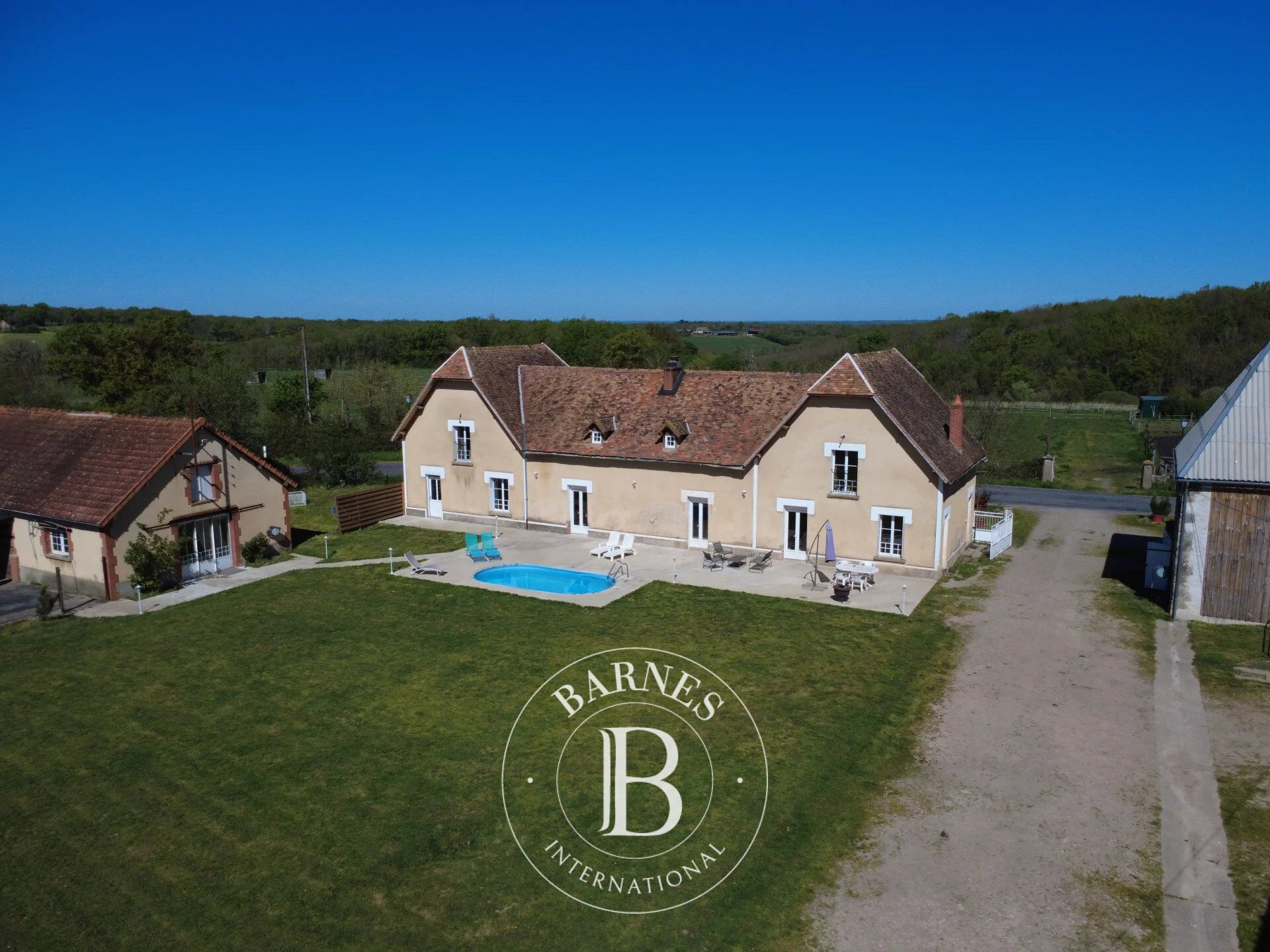 En Poitou - 10 min de Montmorillon - Propriété XIXe sur 20 hectares - picture 2